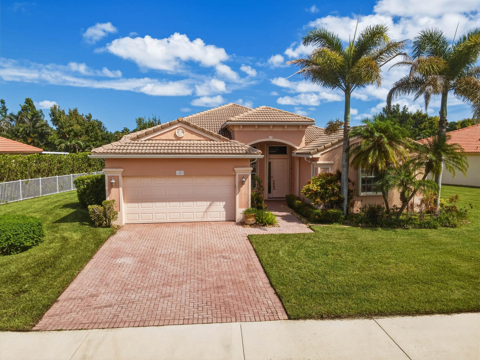 1251 Se Illusion Isle Way Property Photo 5