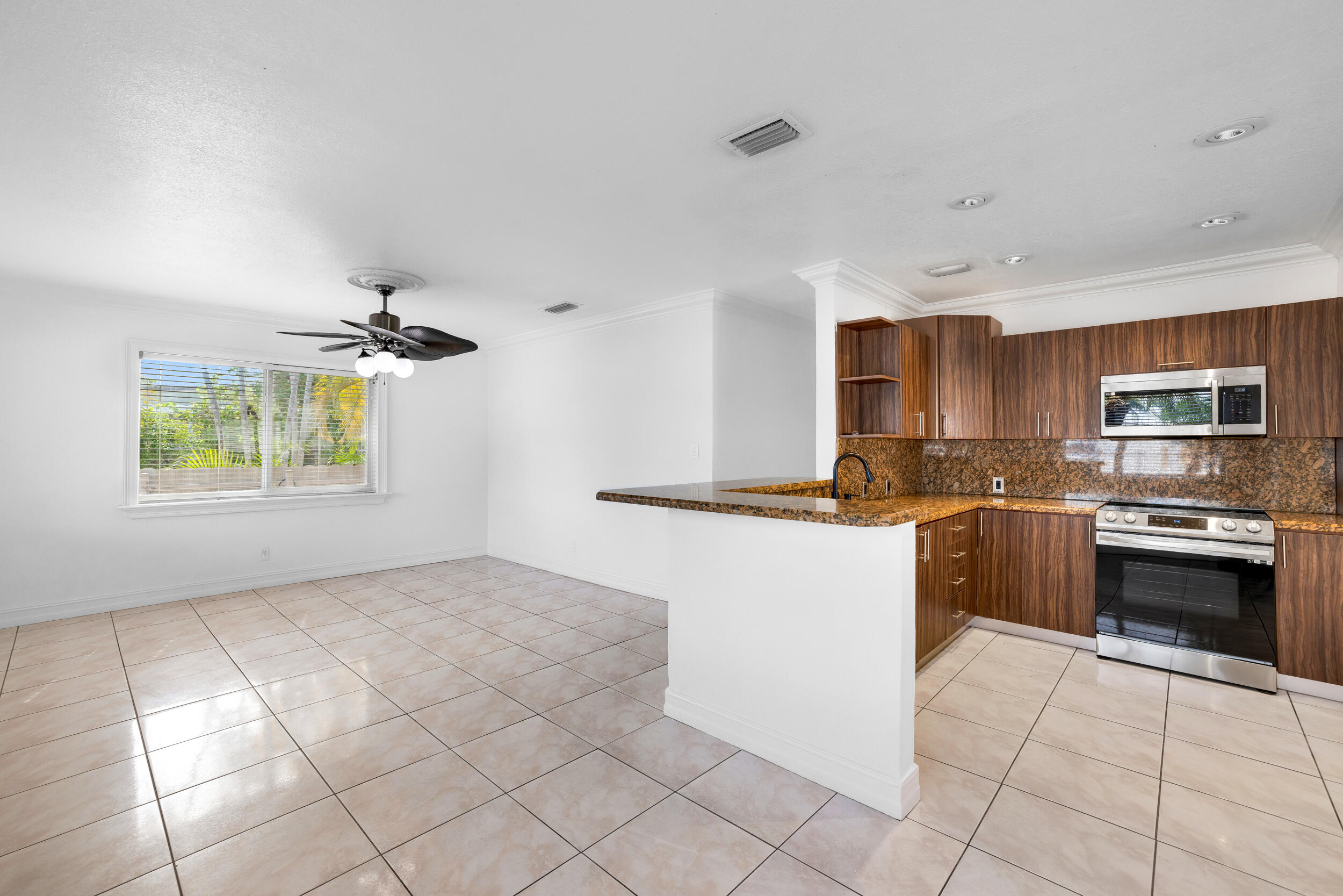 242 W 19th Street Property Photo 4