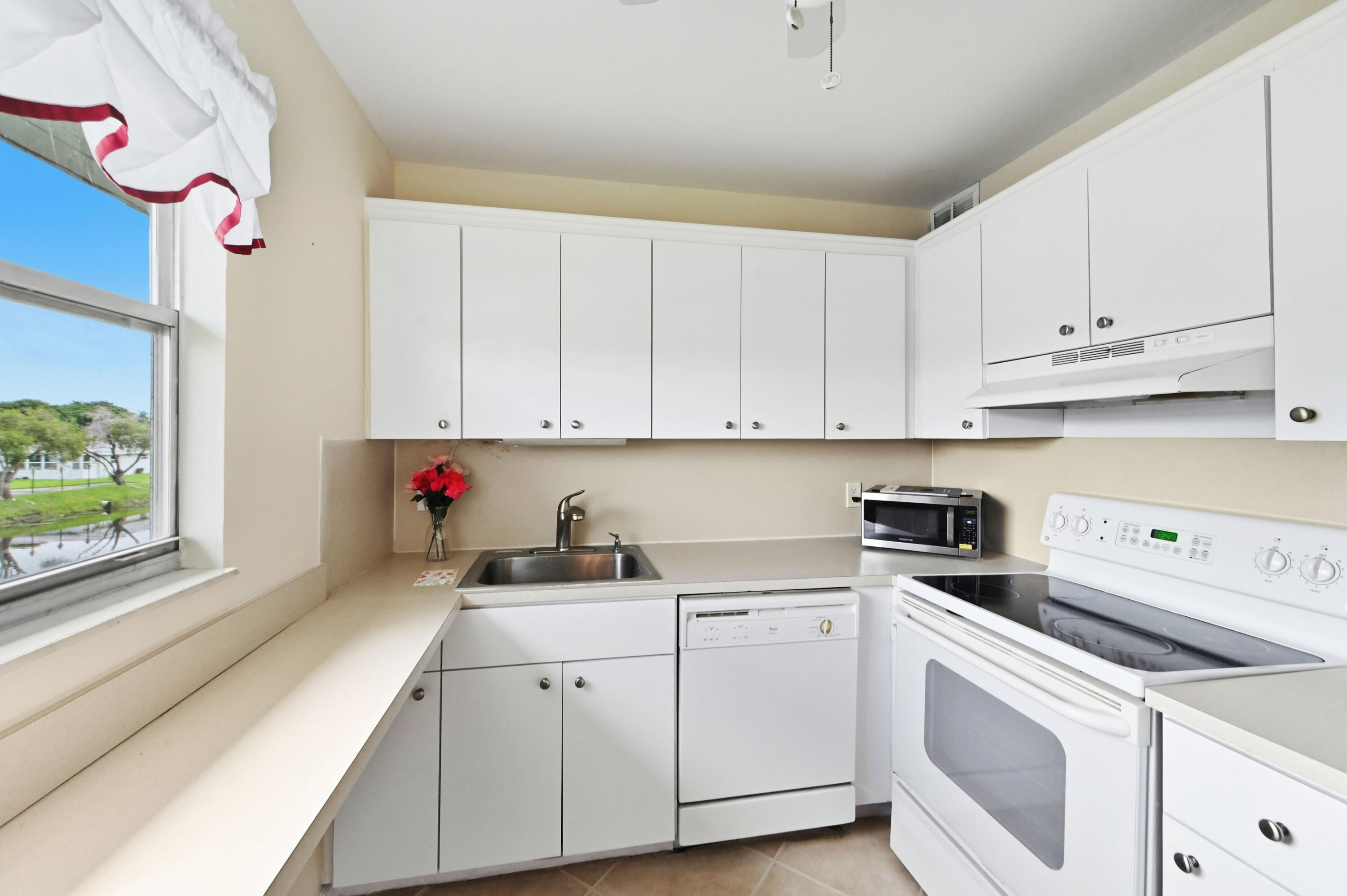 192 Monaco D Property Photo 7