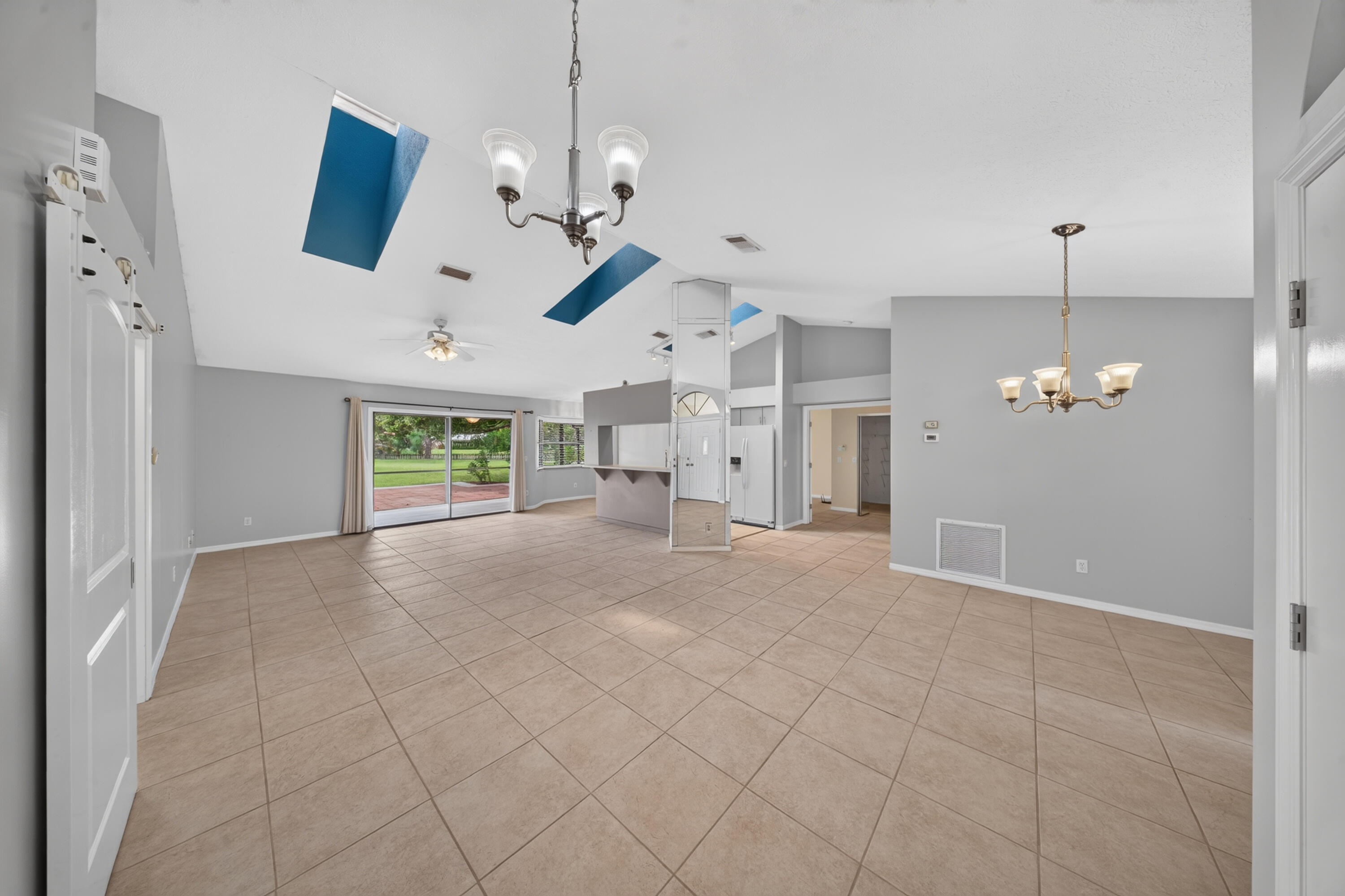 1957 Se Dranson Circle Property Photo 6