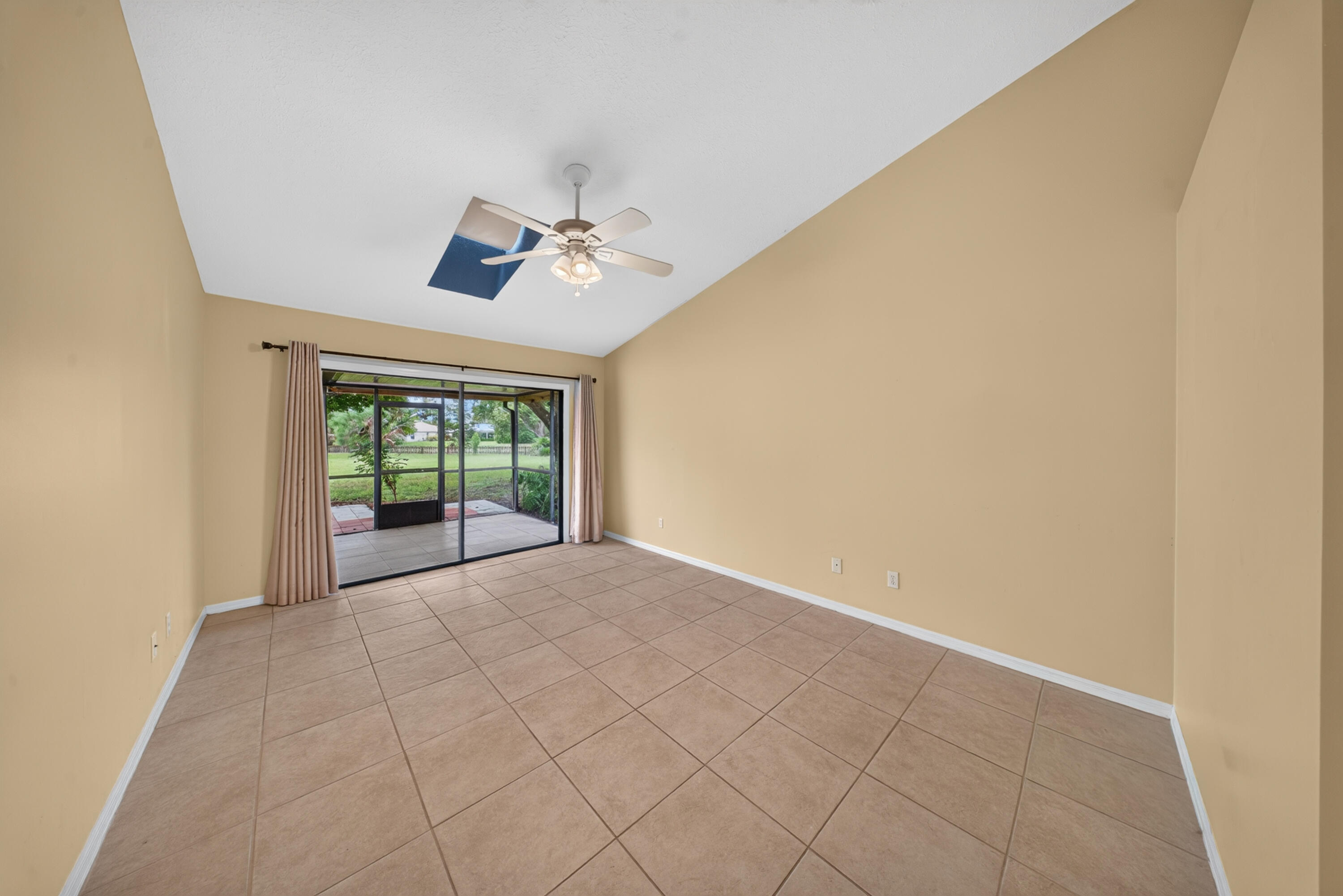 1957 Se Dranson Circle Property Photo 10