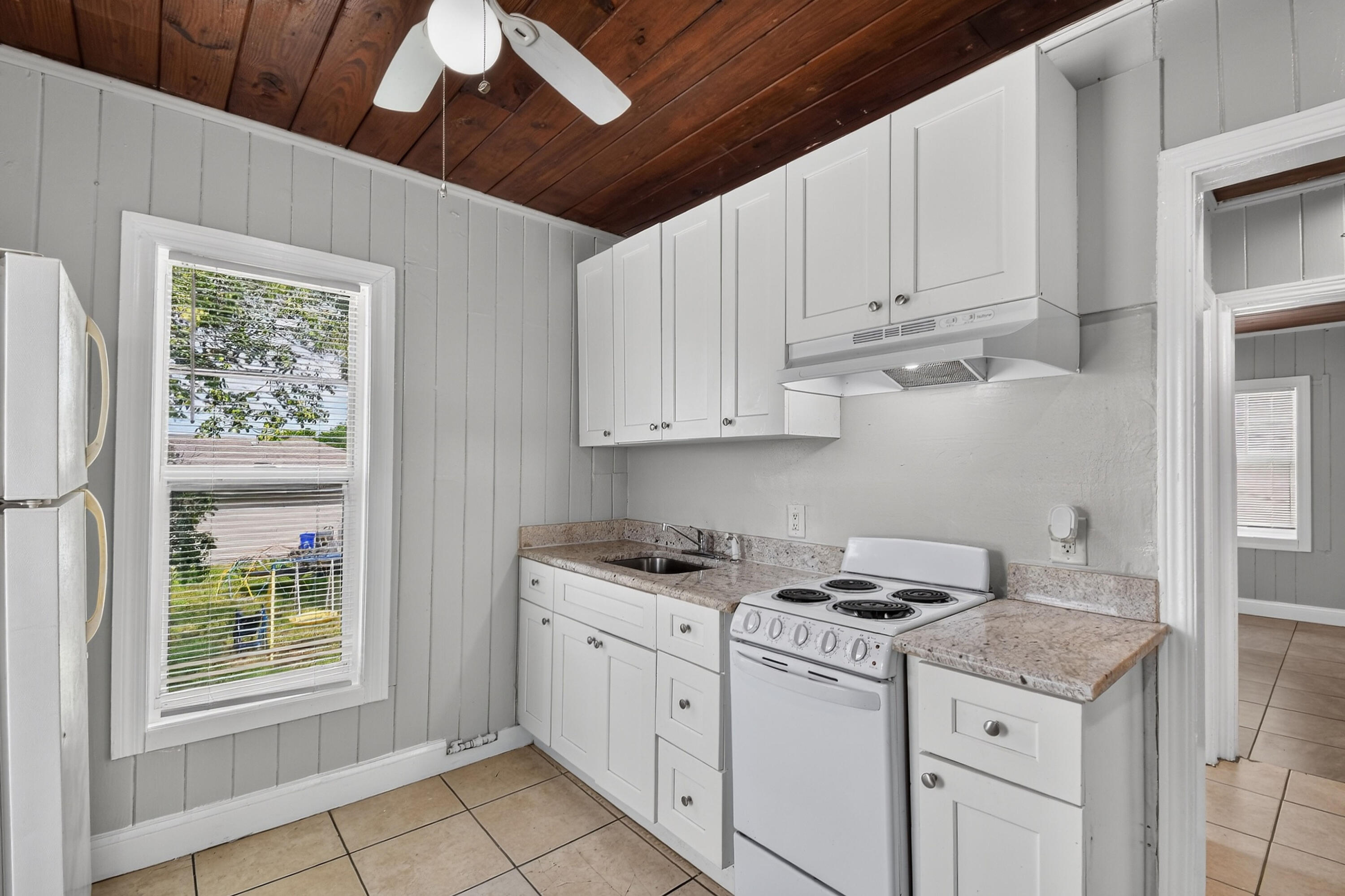 885-887 7th Street #201 Property Photo 3