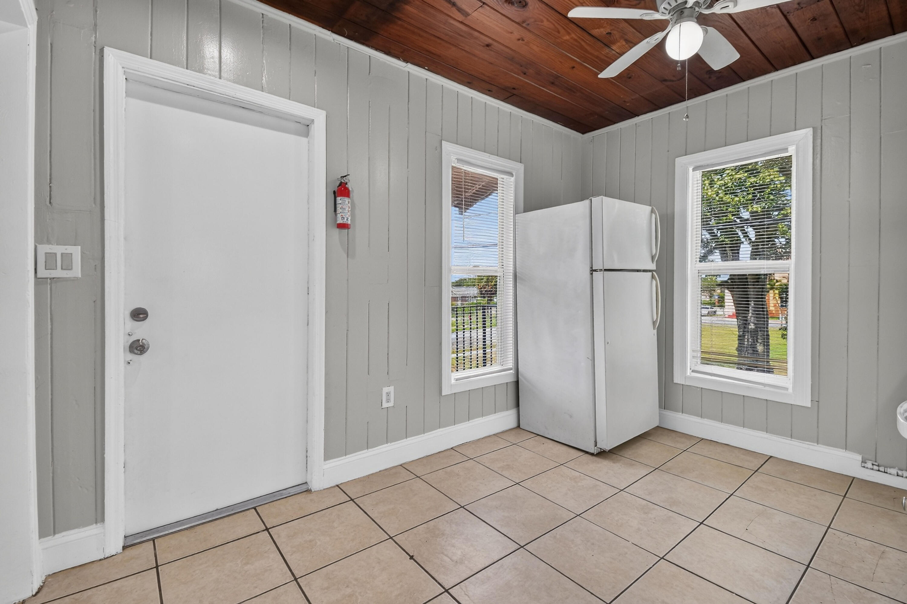 885-887 7th Street #201 Property Photo 4