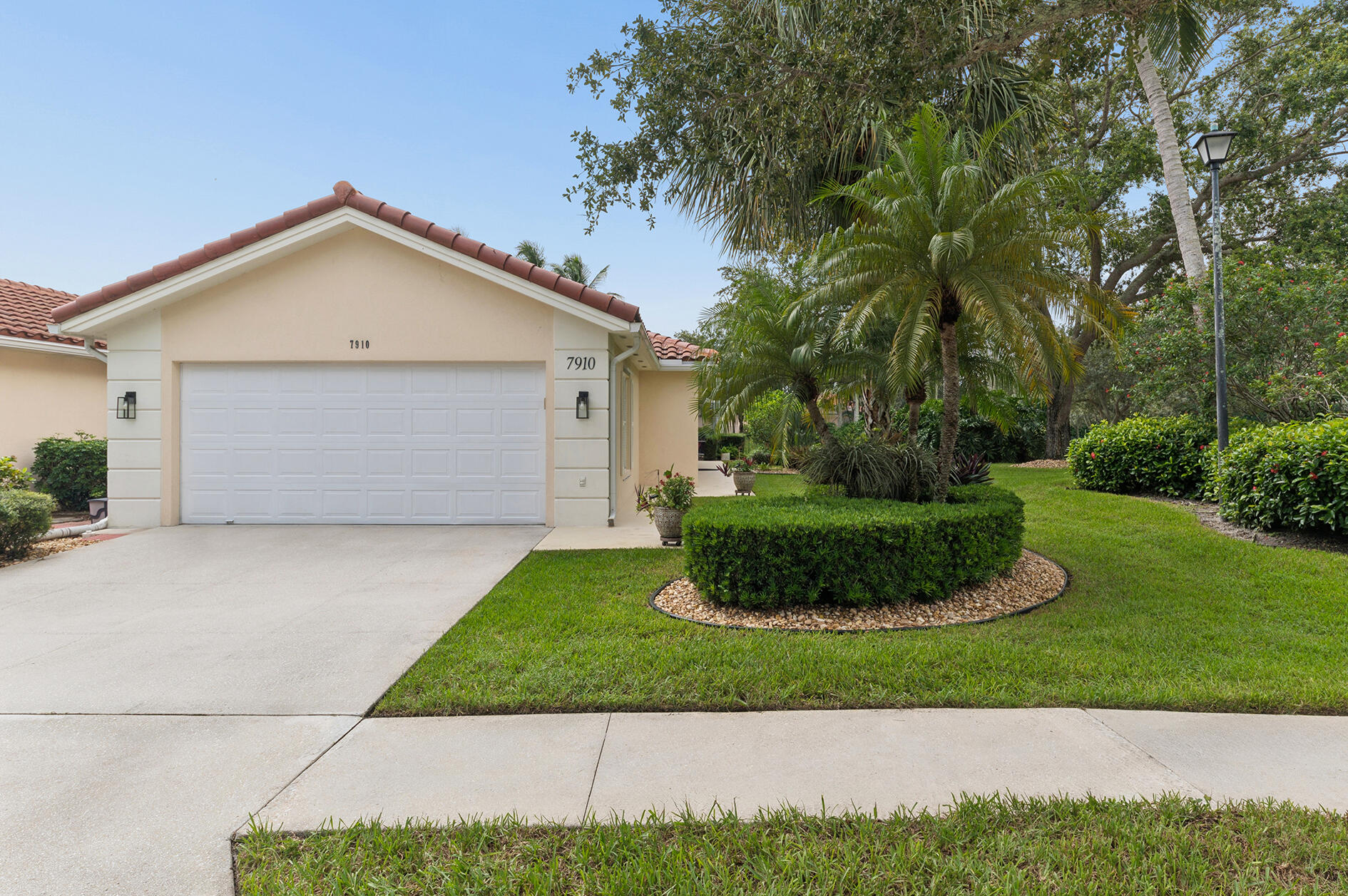 7910 Pine Island Way Property Photo 1
