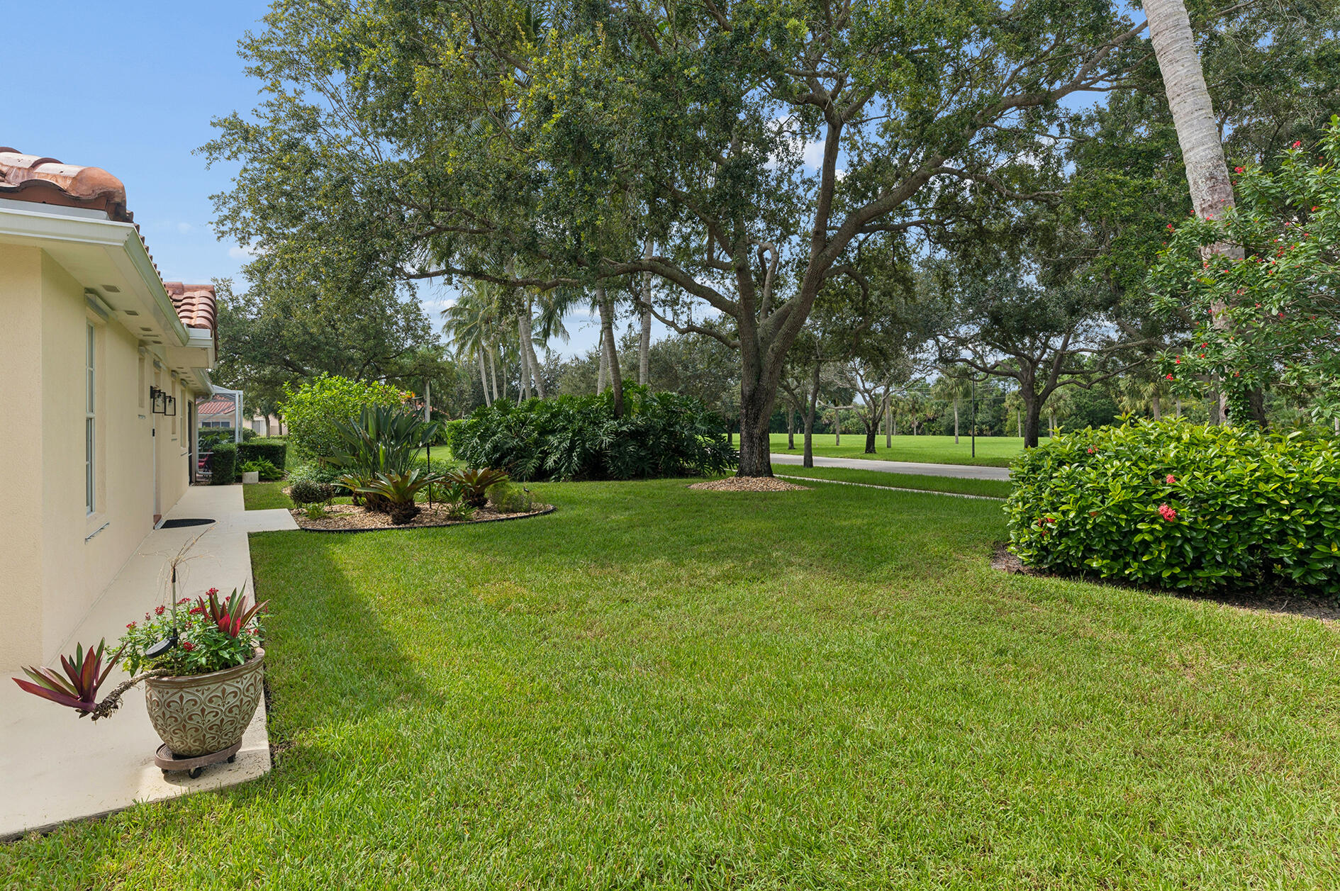 7910 Pine Island Way Property Photo 4