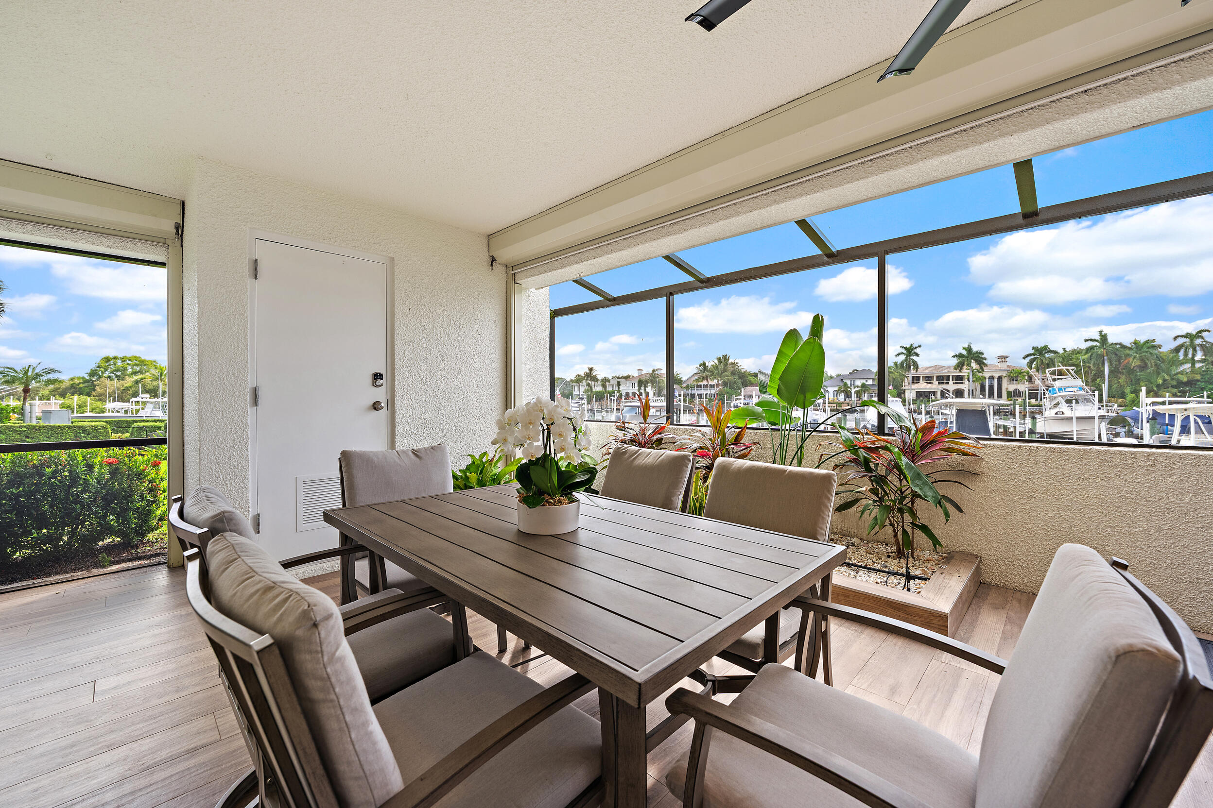 513 Oak Harbour Drive Property Photo 4
