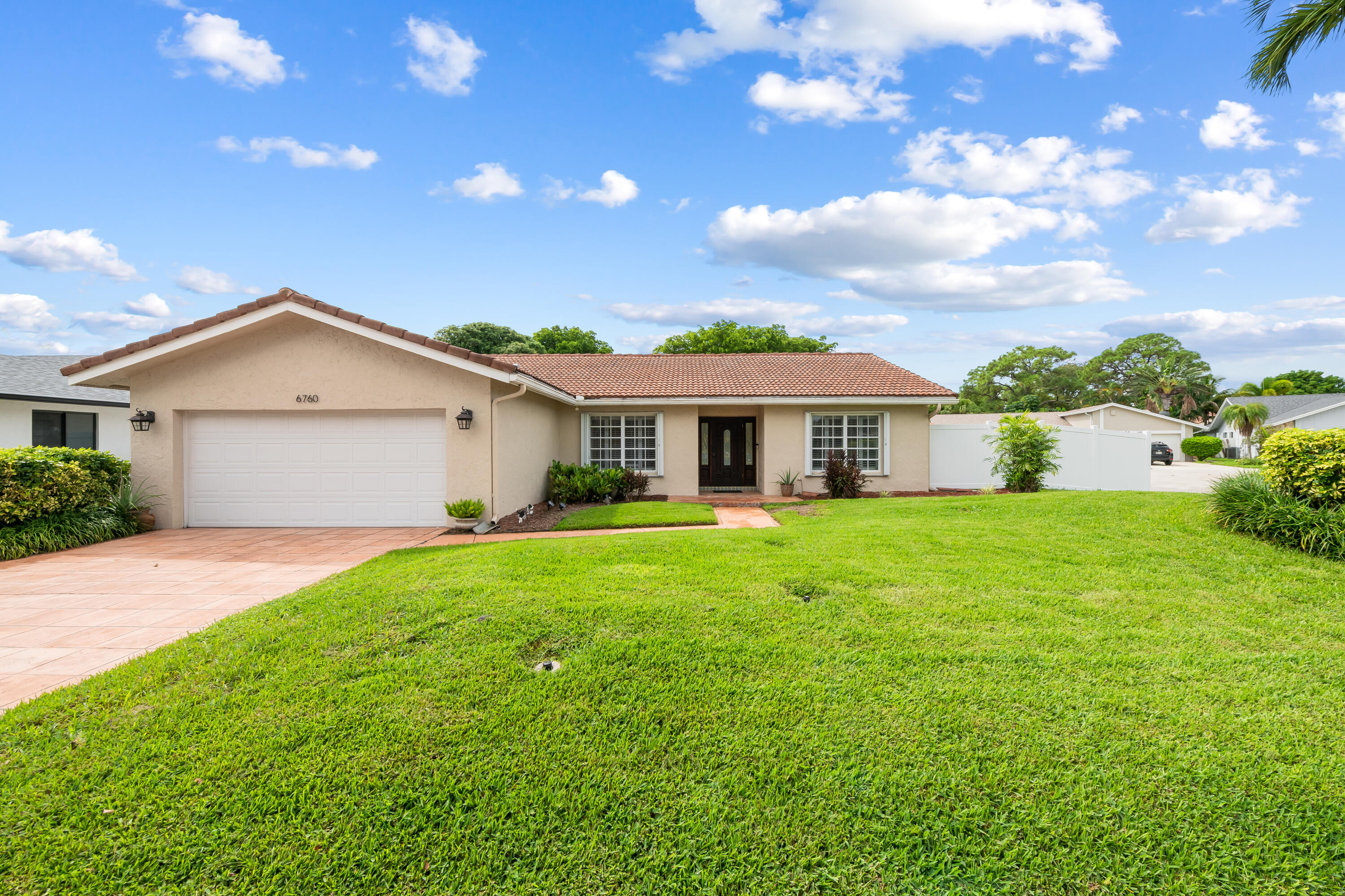 6760 HOLLANDAIRE Drive W