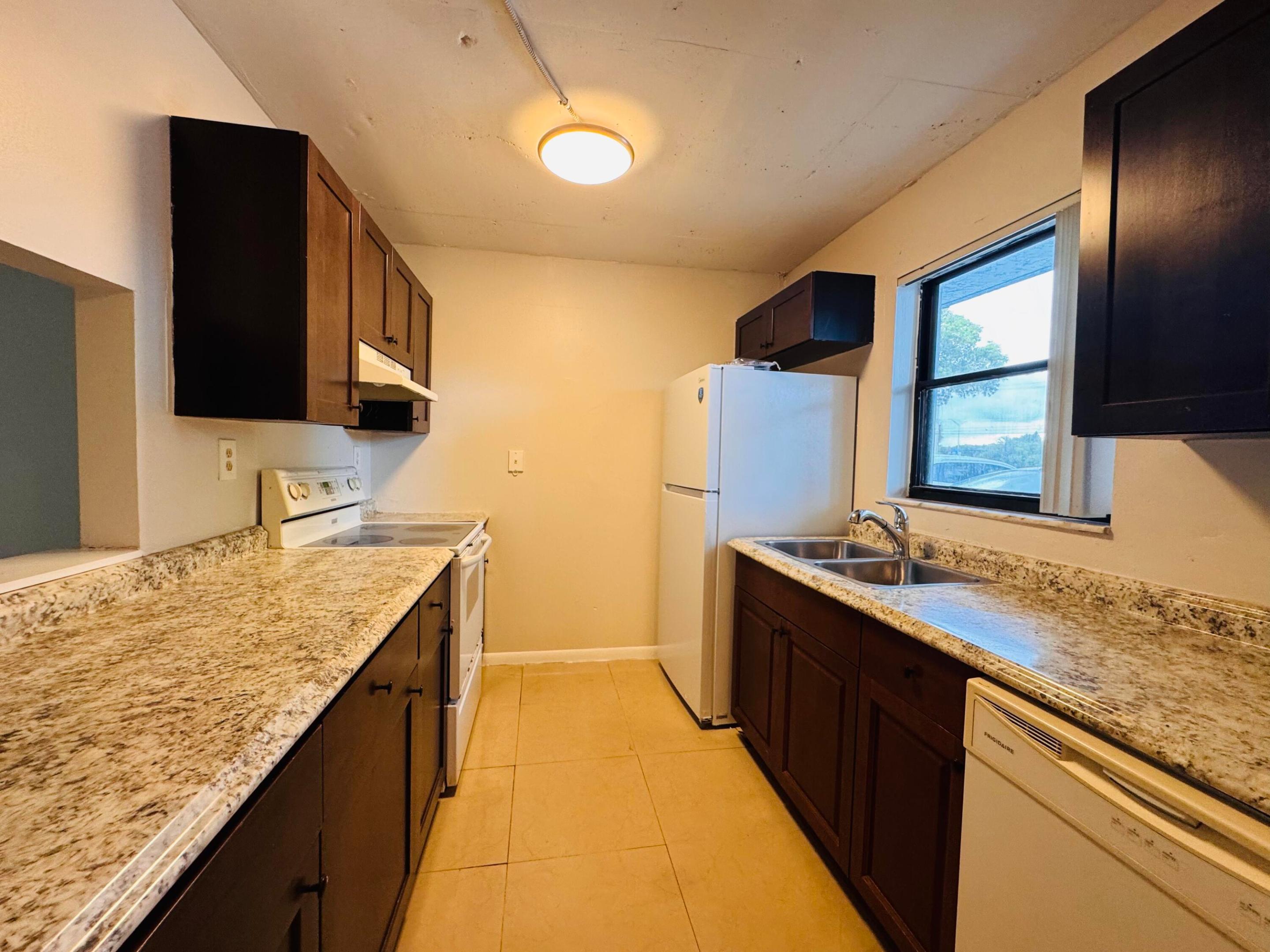 2050 N CONGRESS Avenue 102 Property Photo 1