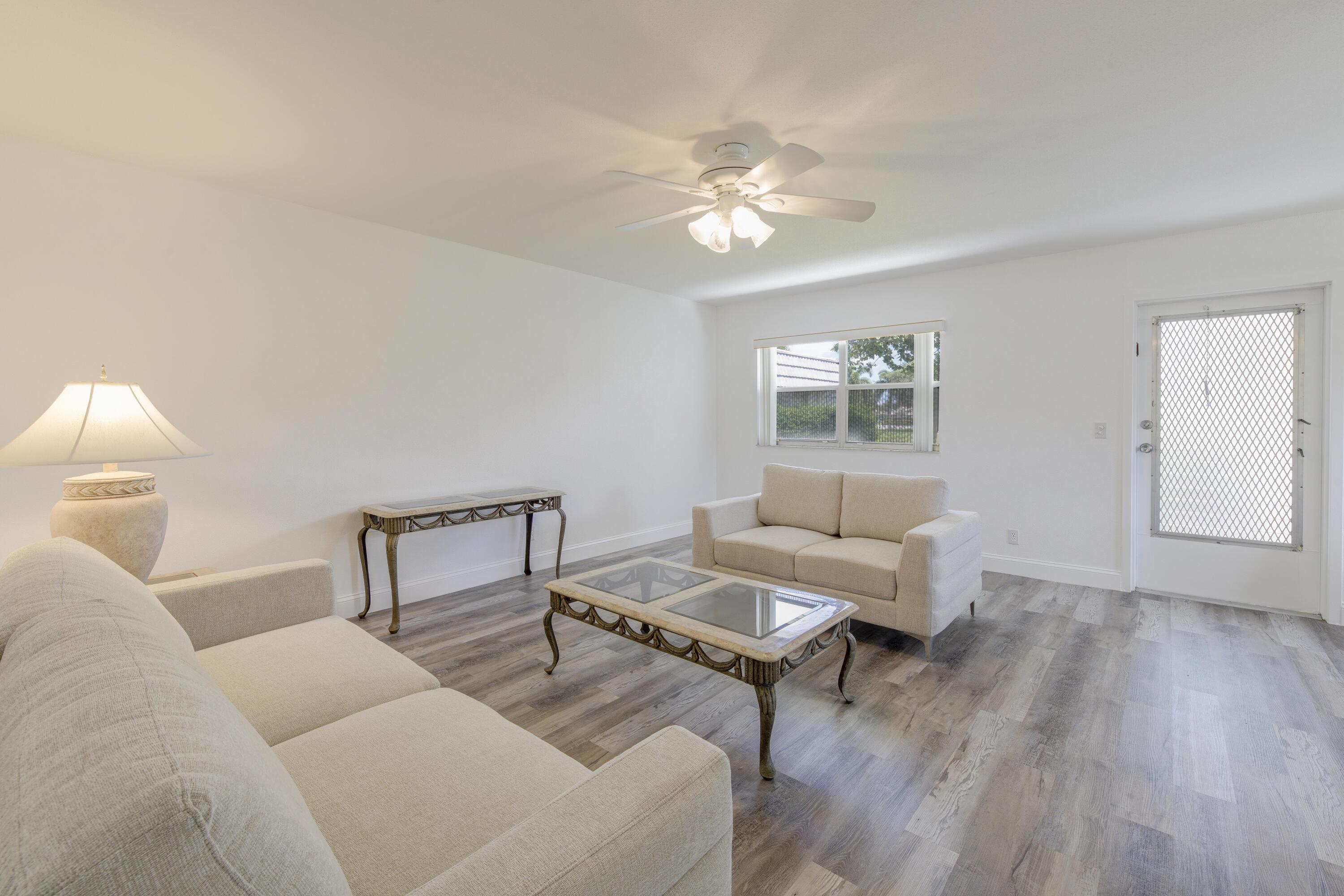 189 Valencia H Property Photo 3
