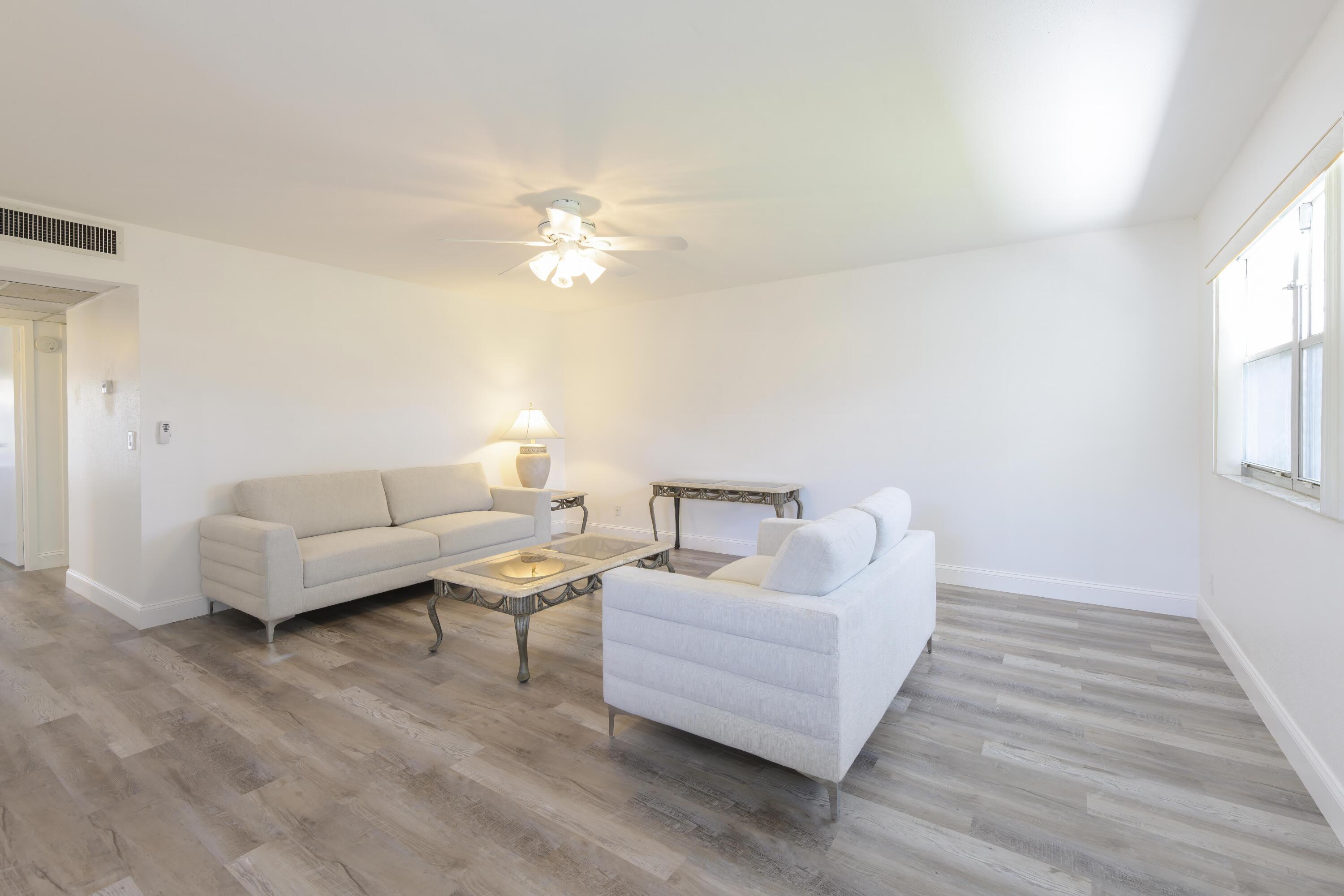 189 Valencia H Property Photo 4