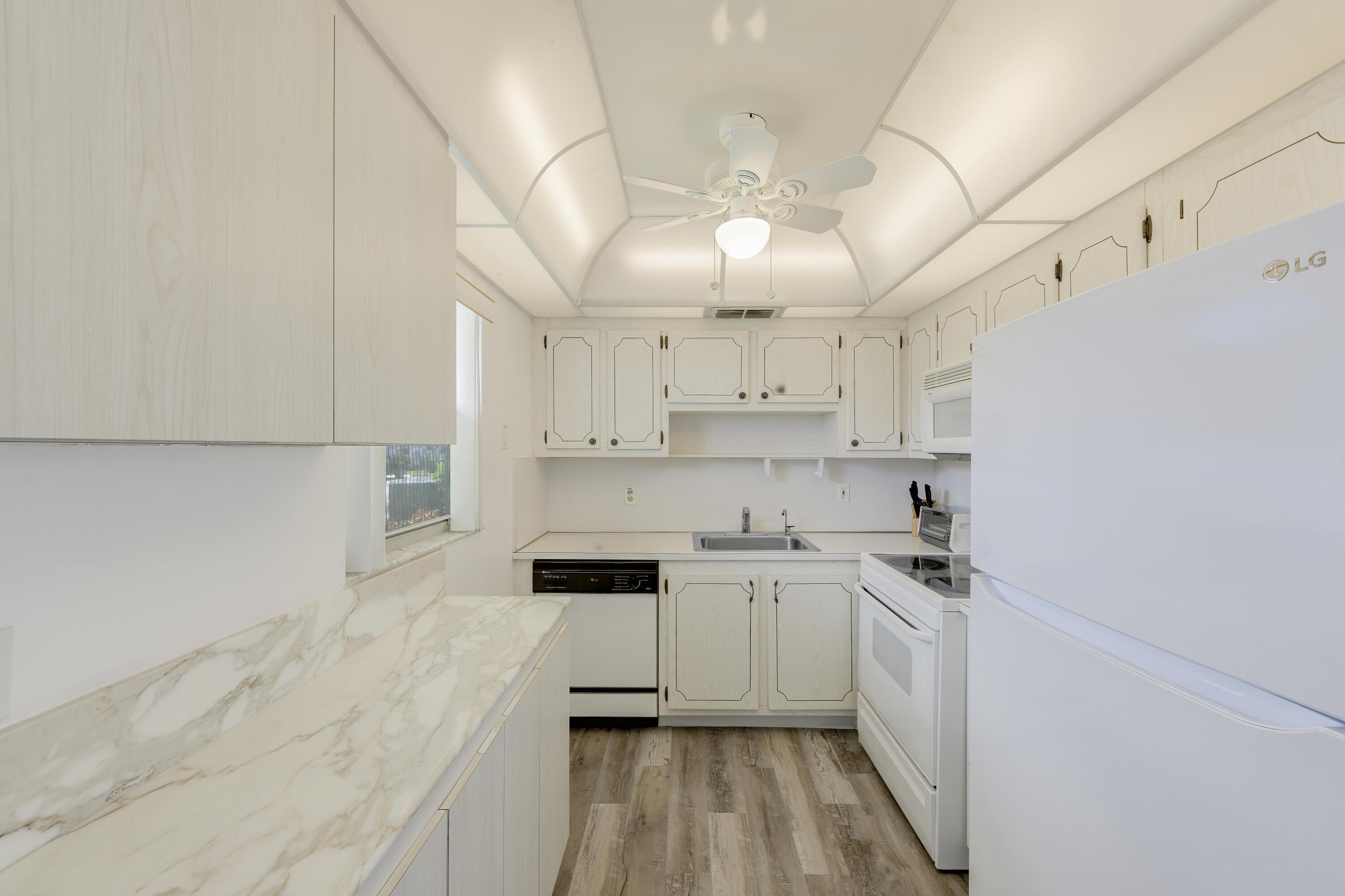 189 Valencia H Property Photo 6