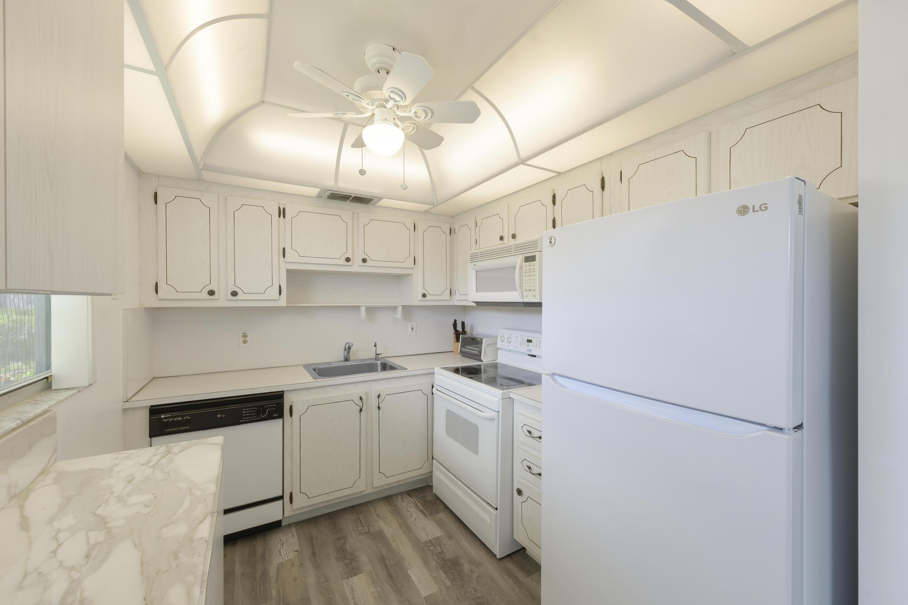 189 Valencia H Property Photo 7
