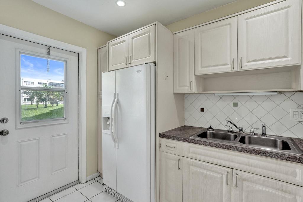 2200 Park Lane Unit 111 Property Photo 4