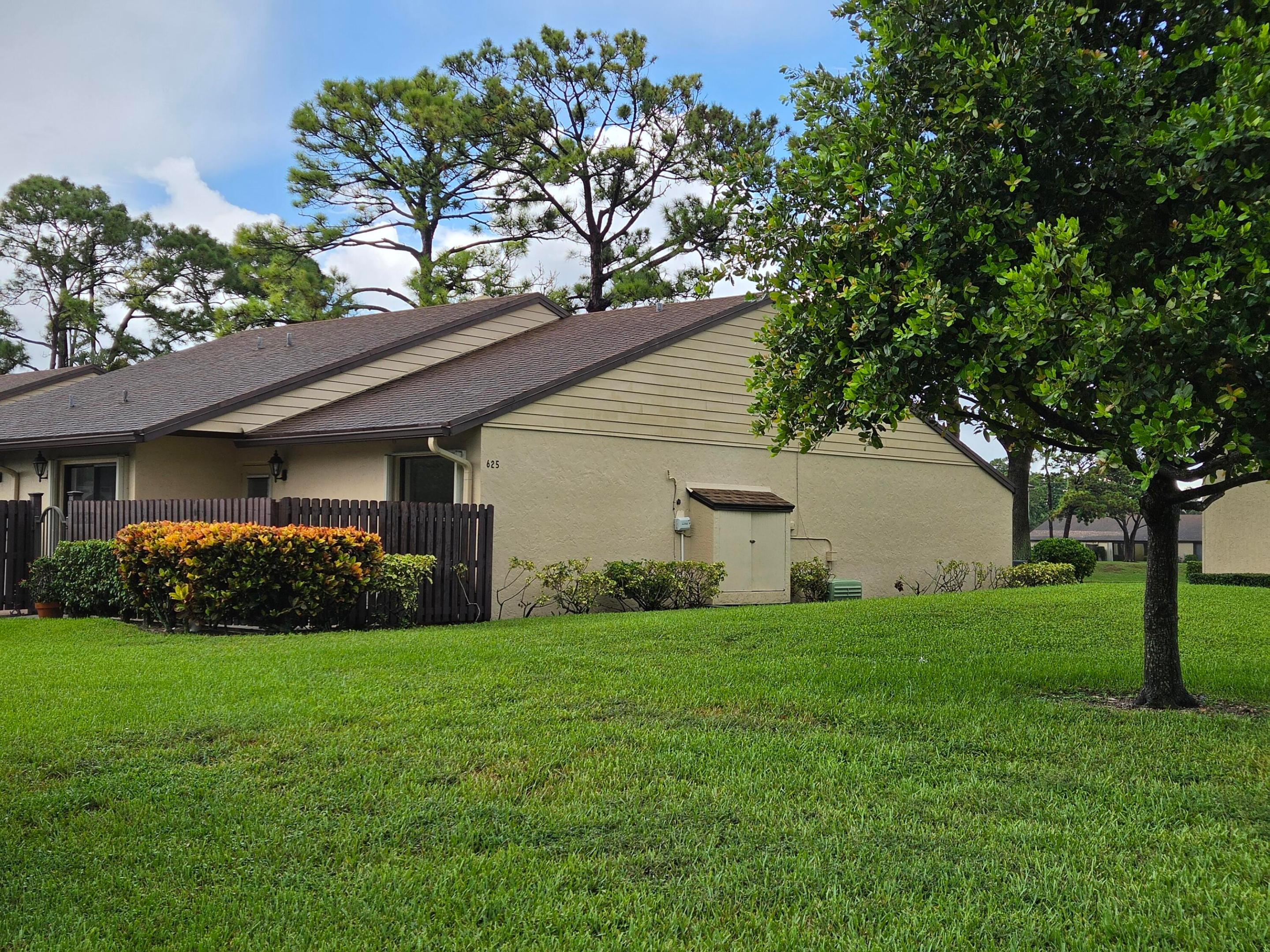 625 Sea Pine Way H Property Photo 2