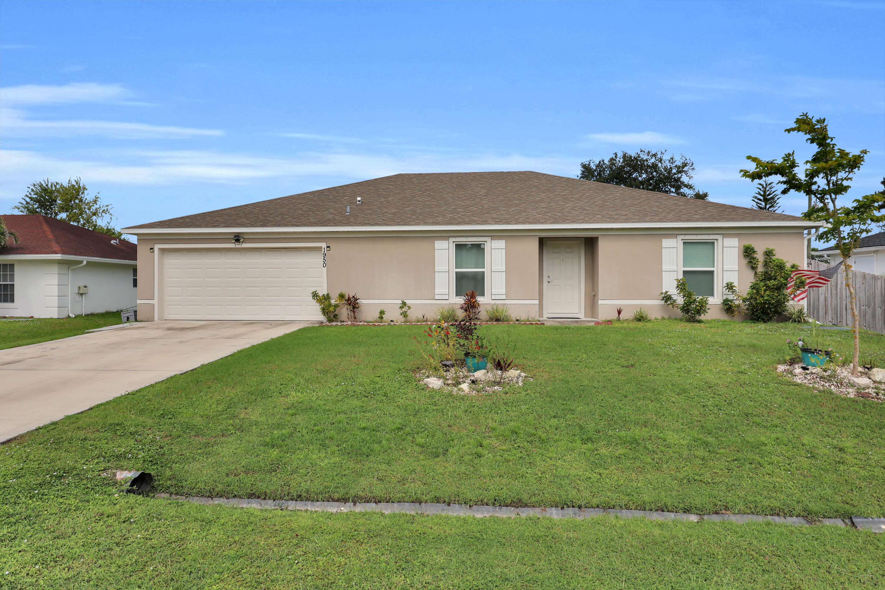 1950 Sw Diamond Street Property Photo 1