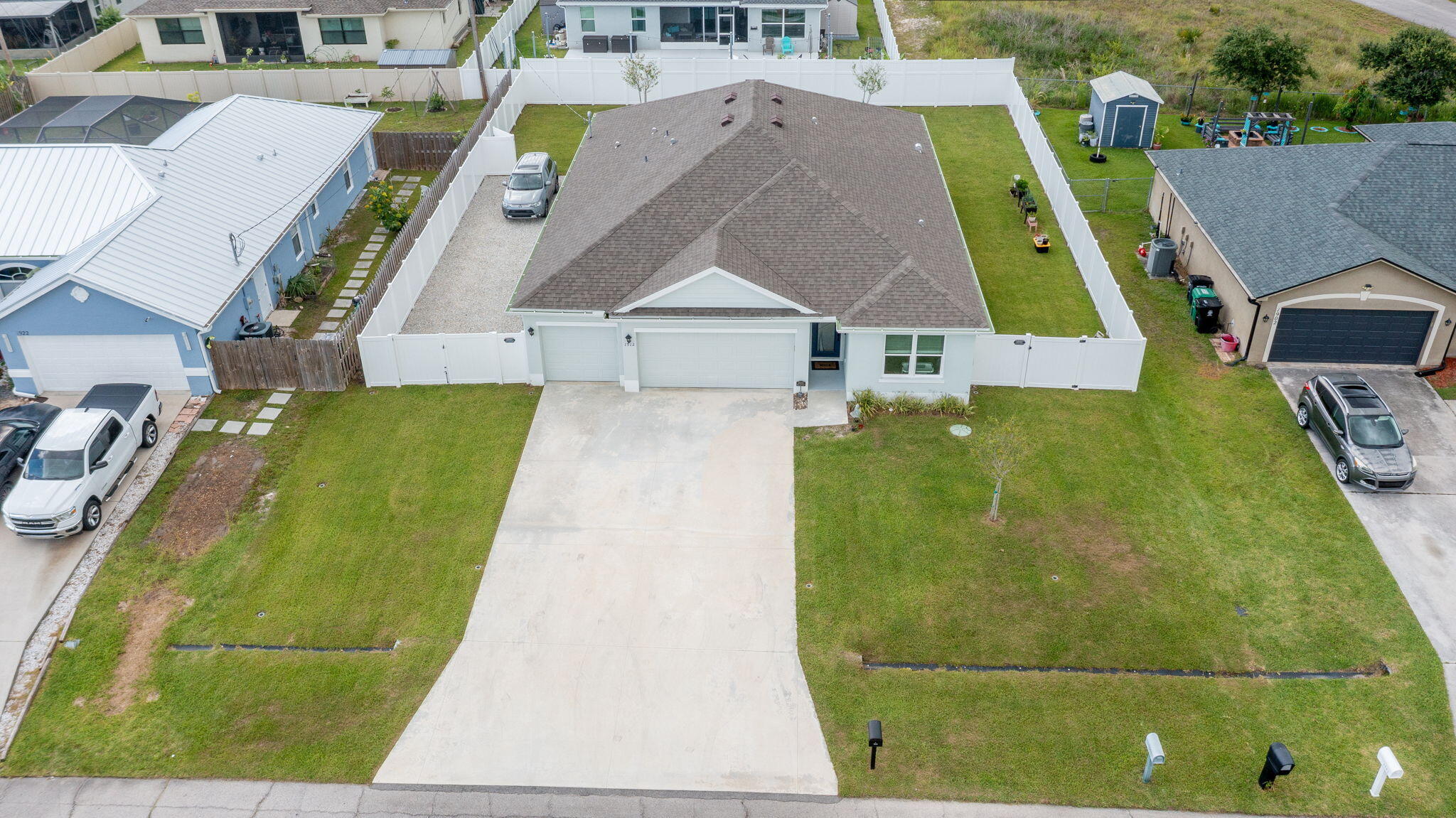 1912 Sw Fanfare Street Property Photo 3