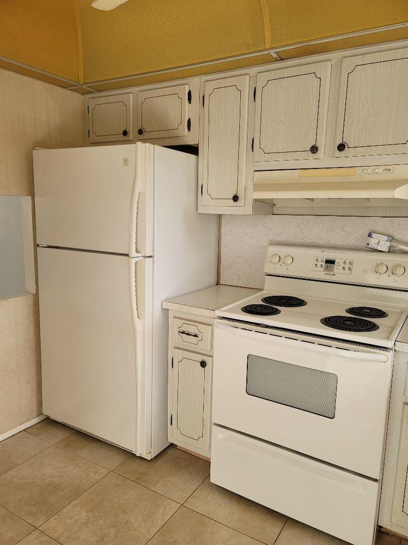 2951 Sunrise Lakes Drive E Property Photo 7
