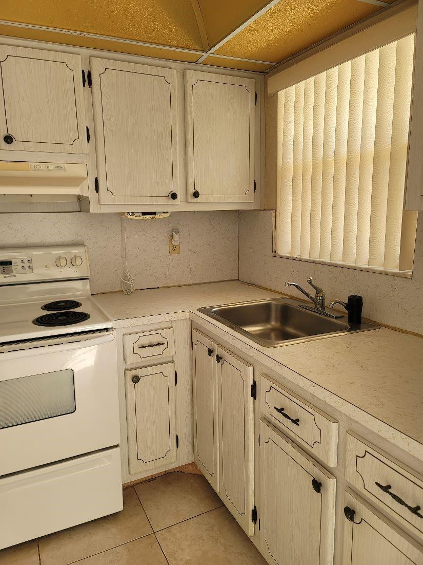 2951 Sunrise Lakes Drive E Property Photo 8
