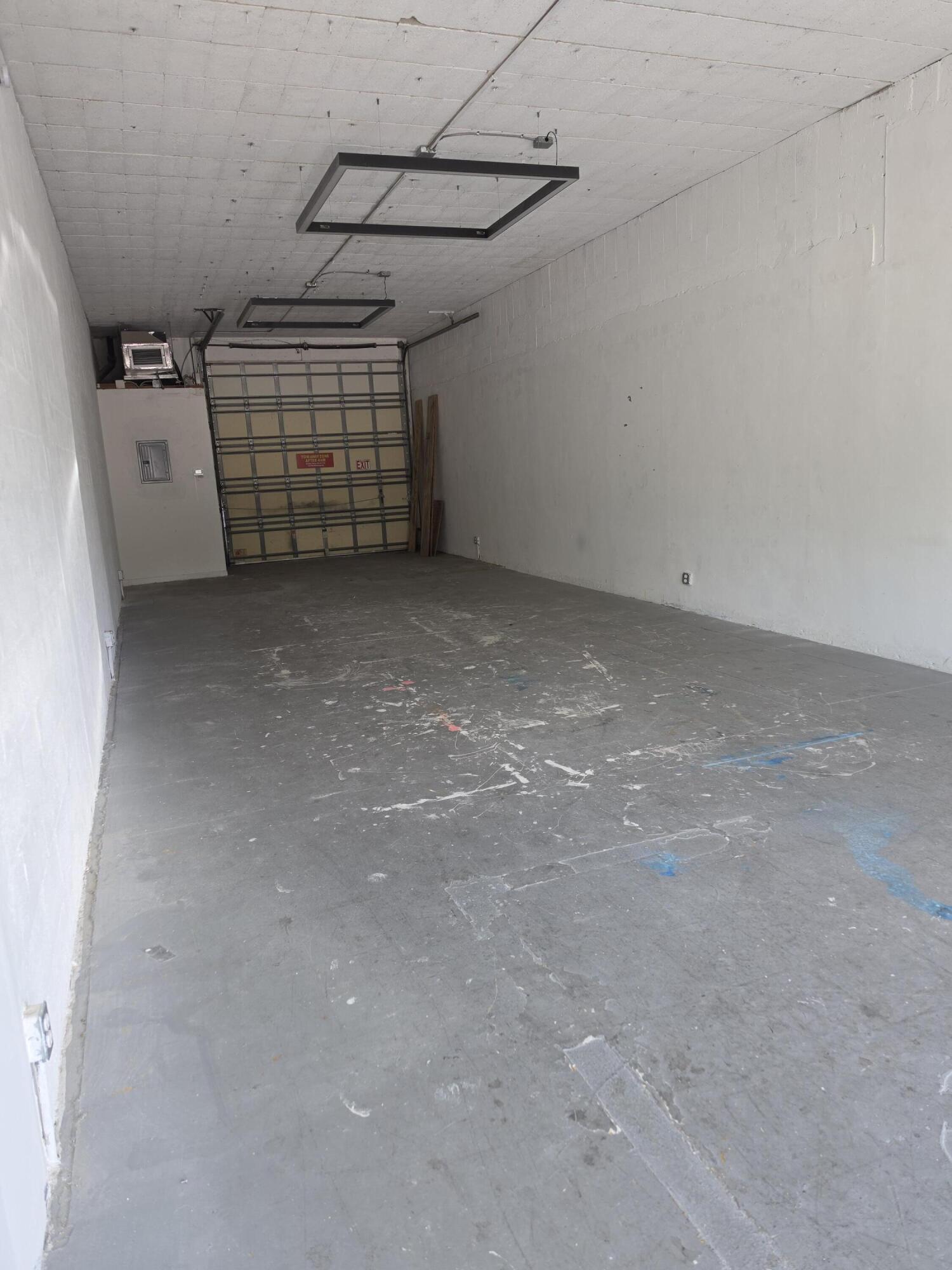 2424 N Dixie Highway Property Photo 4