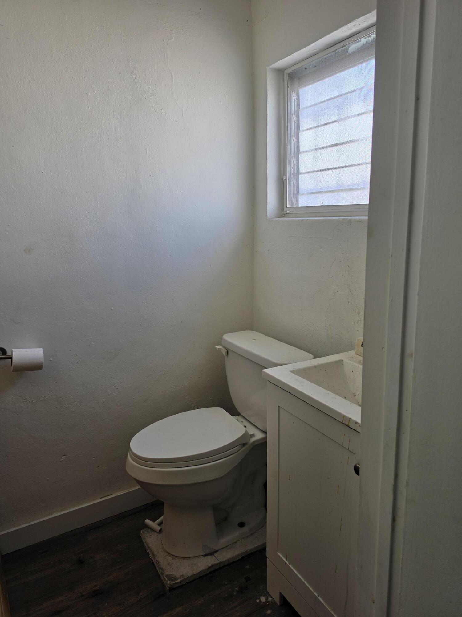 2424 N Dixie Highway Property Photo 8