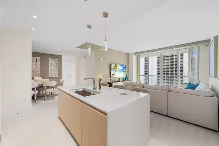 3100 N Ocean Drive H1707 Property Photo 10