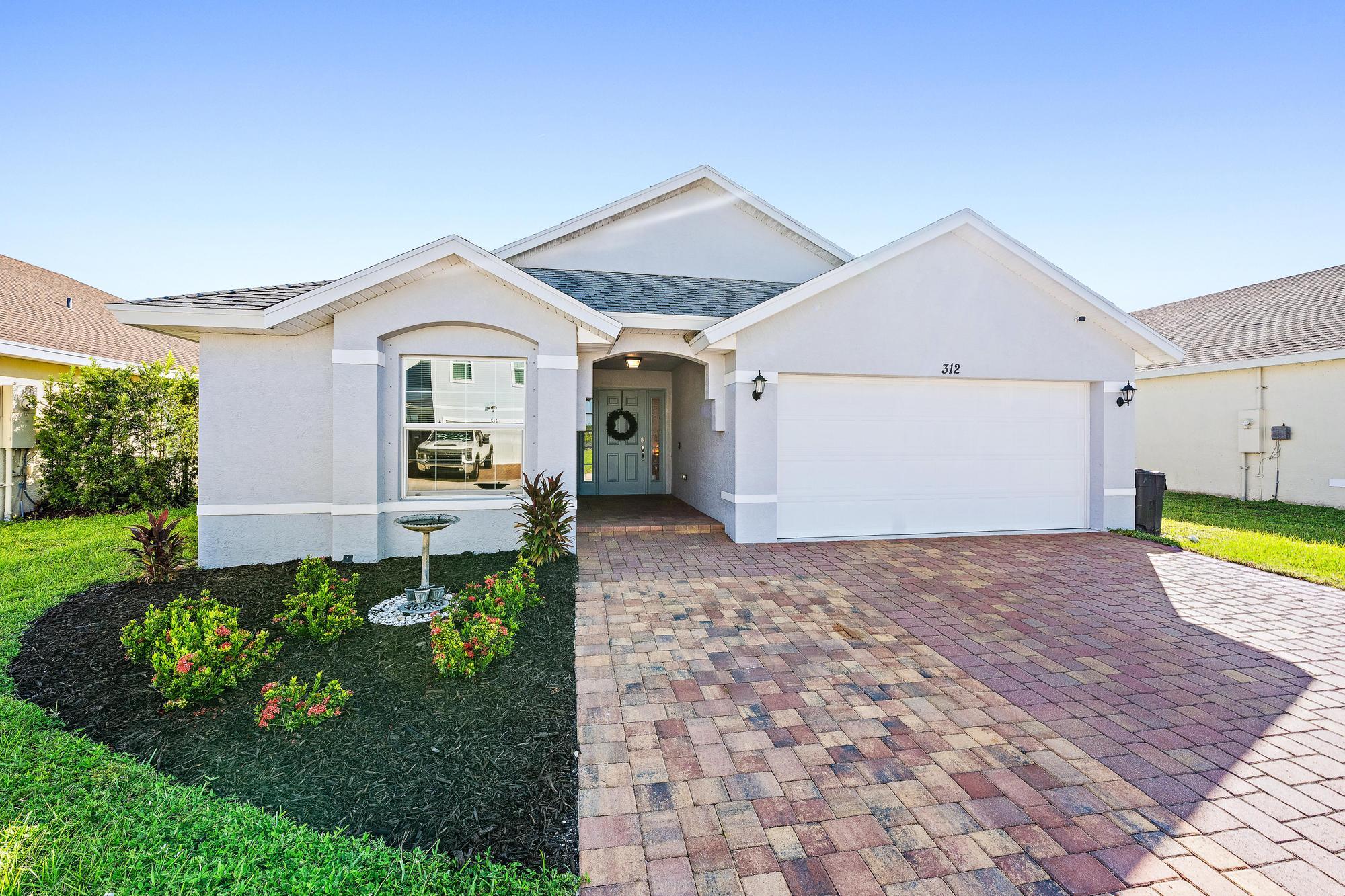 312 Palm Breezes Drive Property Photo 1