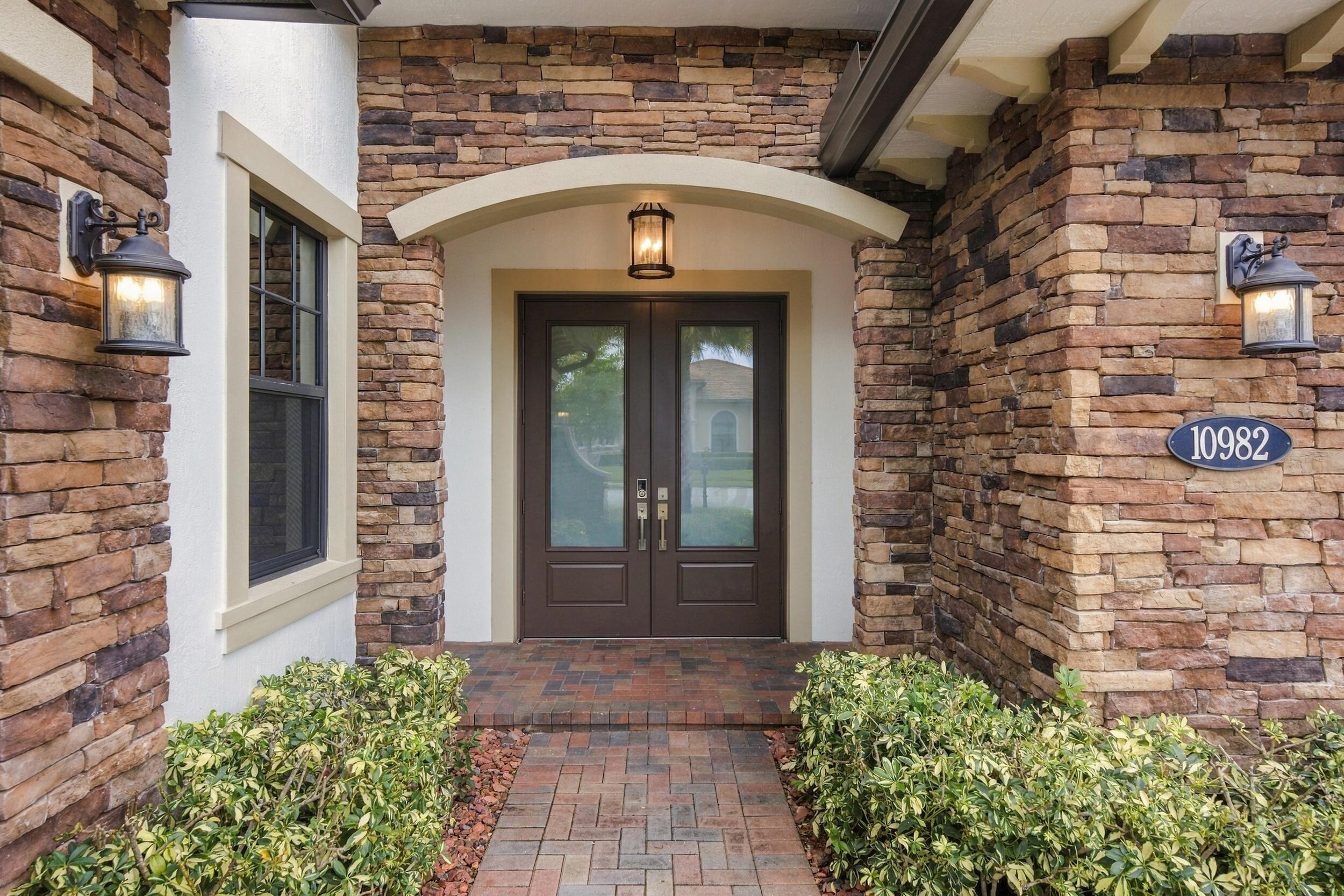 10982 Pinnacle Way Property Photo 5