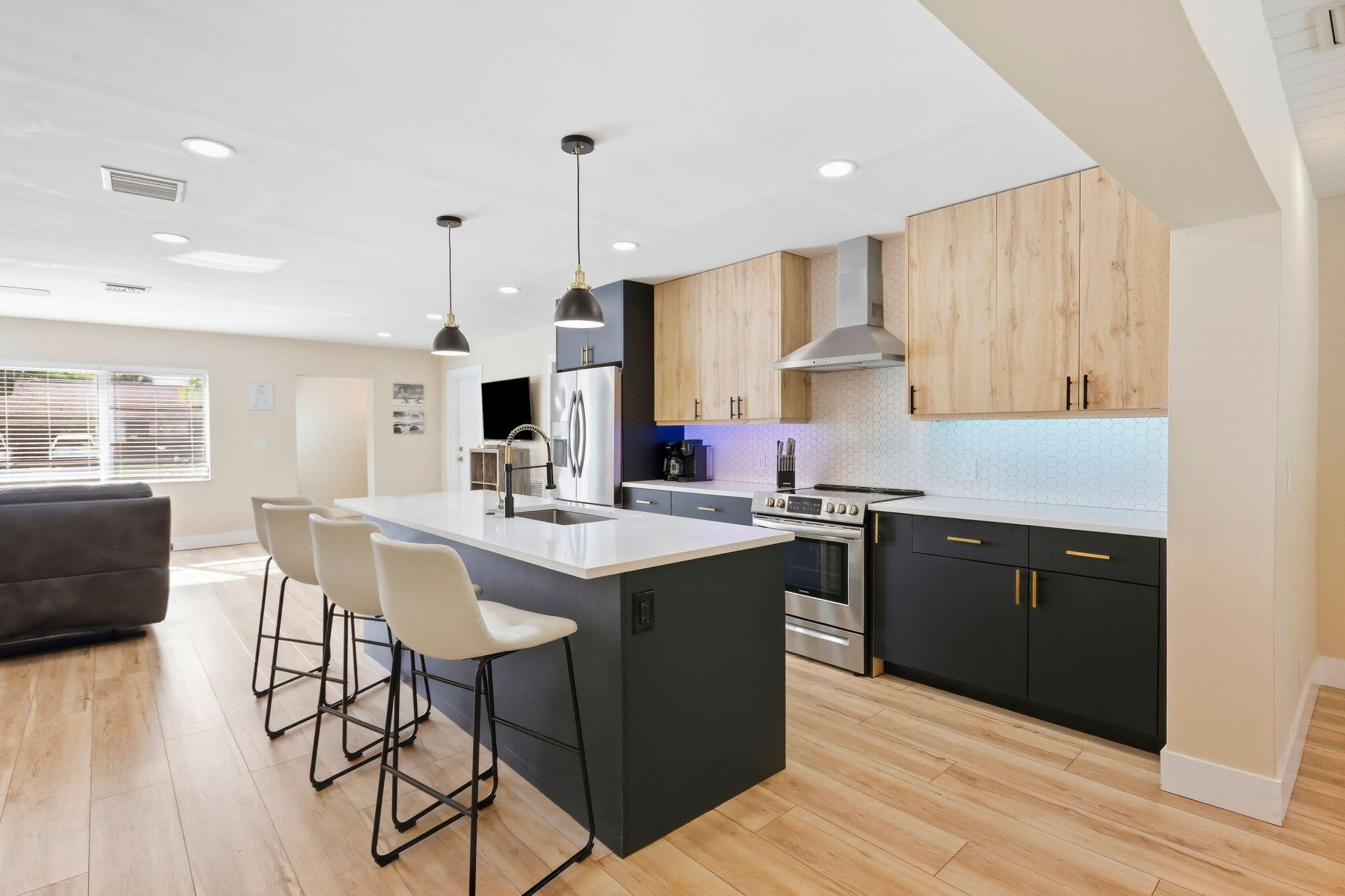 6880 Kingston Drive Property Photo 1