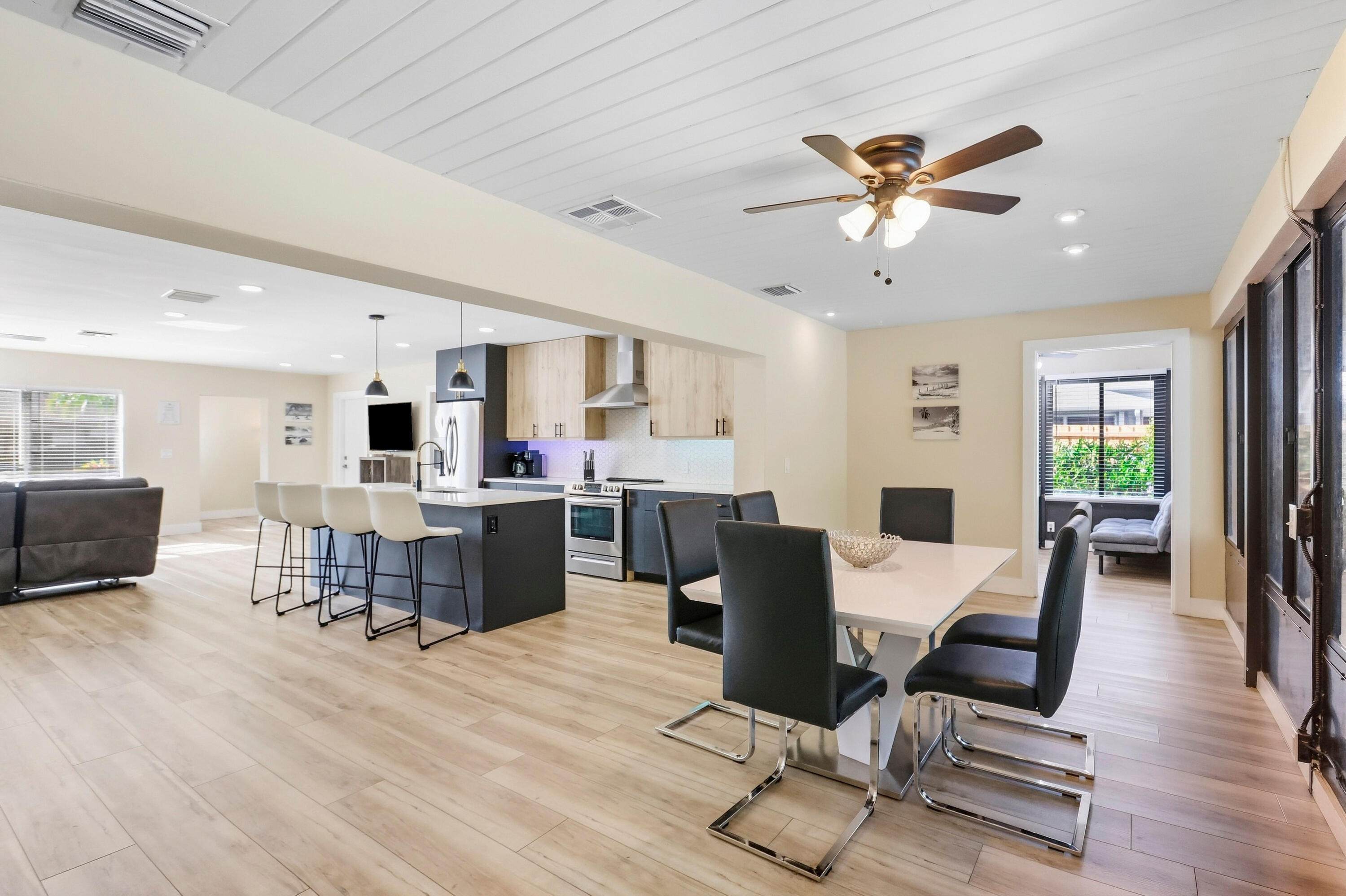 6880 Kingston Drive Property Photo 10