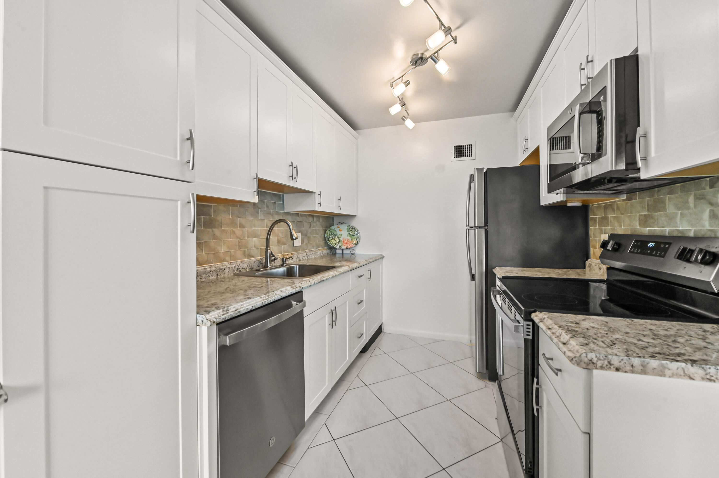 3026 Cornwall B Property Photo 8
