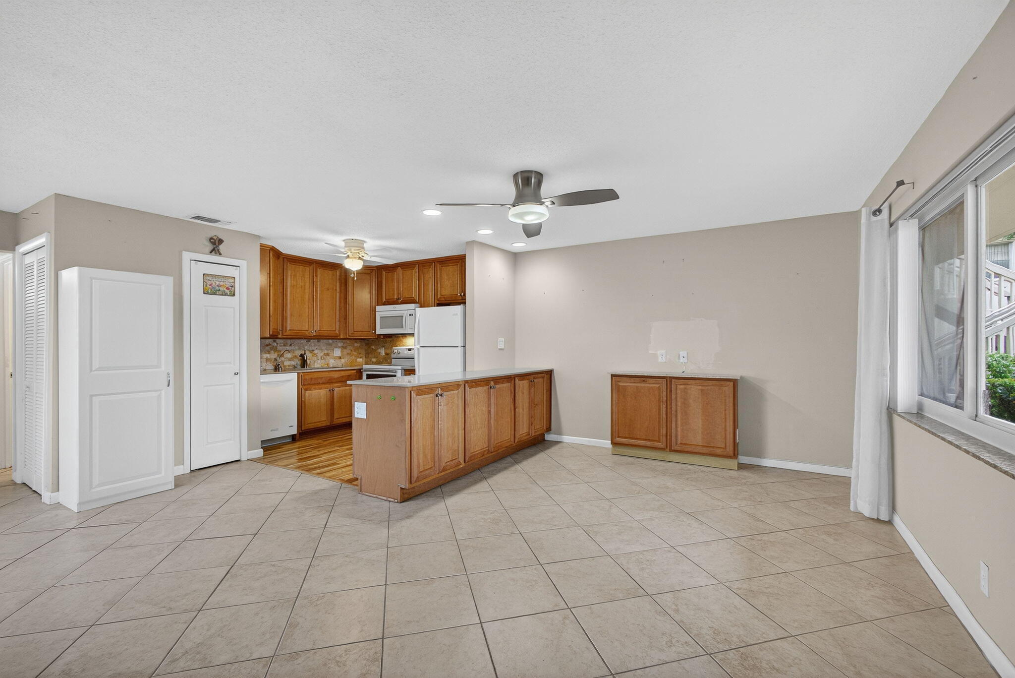 221 Coventry J Property Photo 1