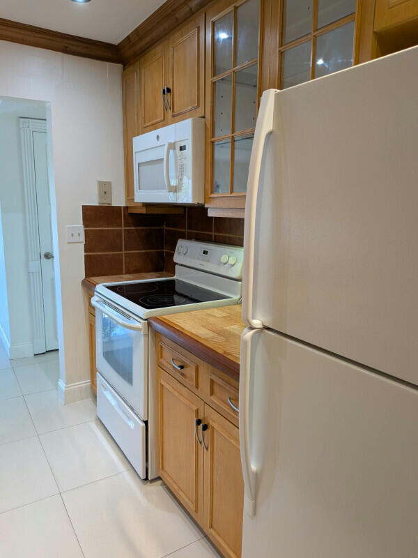10361 N Kendall Drive B8 Property Photo 6