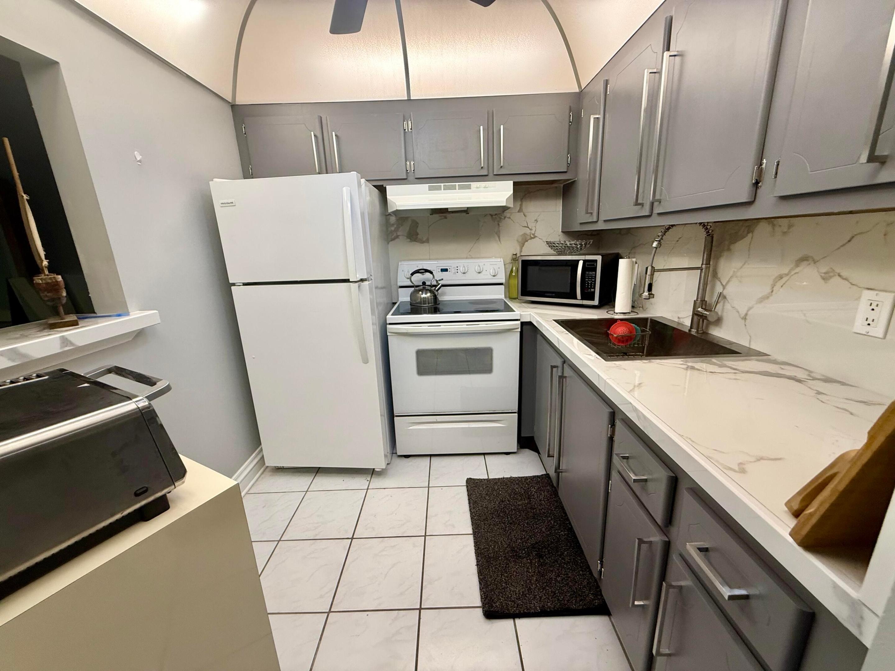 18 Markham A Property Photo 1