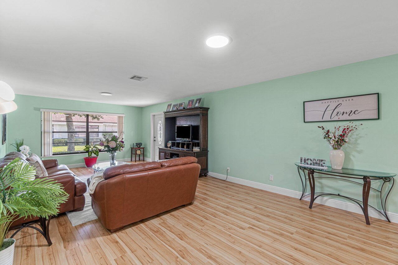 9825 Walnut Tree Way Property Photo 6