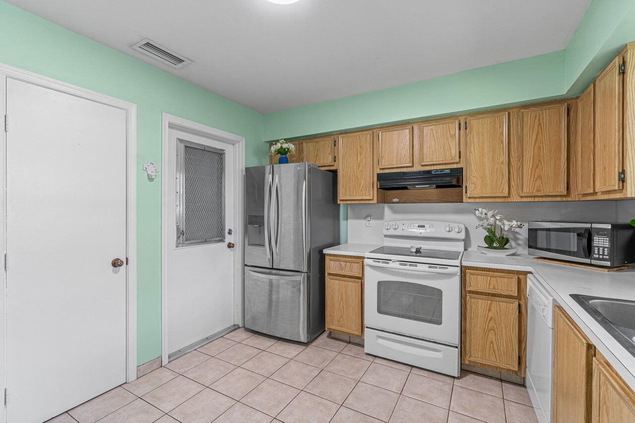 9825 Walnut Tree Way Property Photo 10