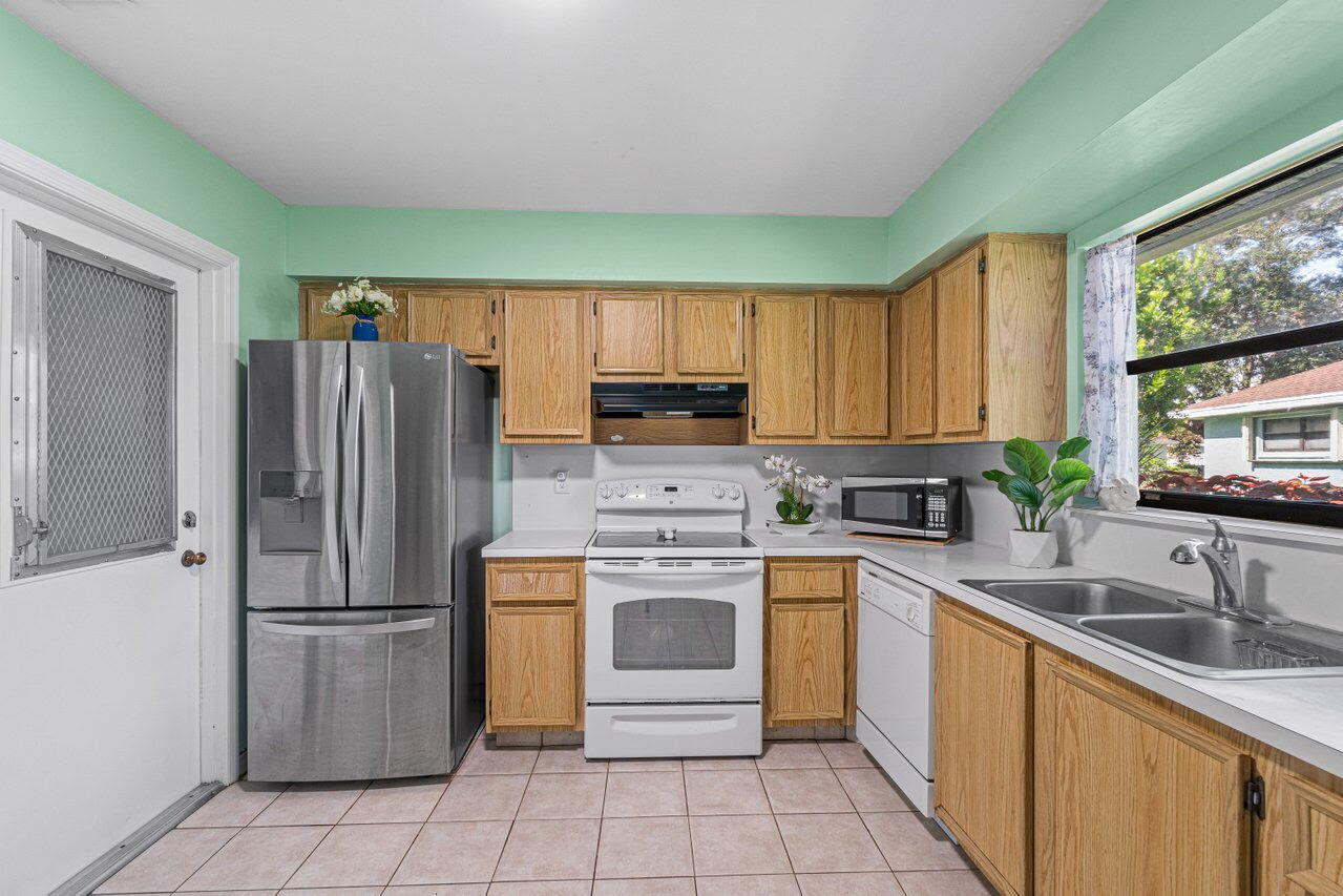 9825 Walnut Tree Way Property Photo 12
