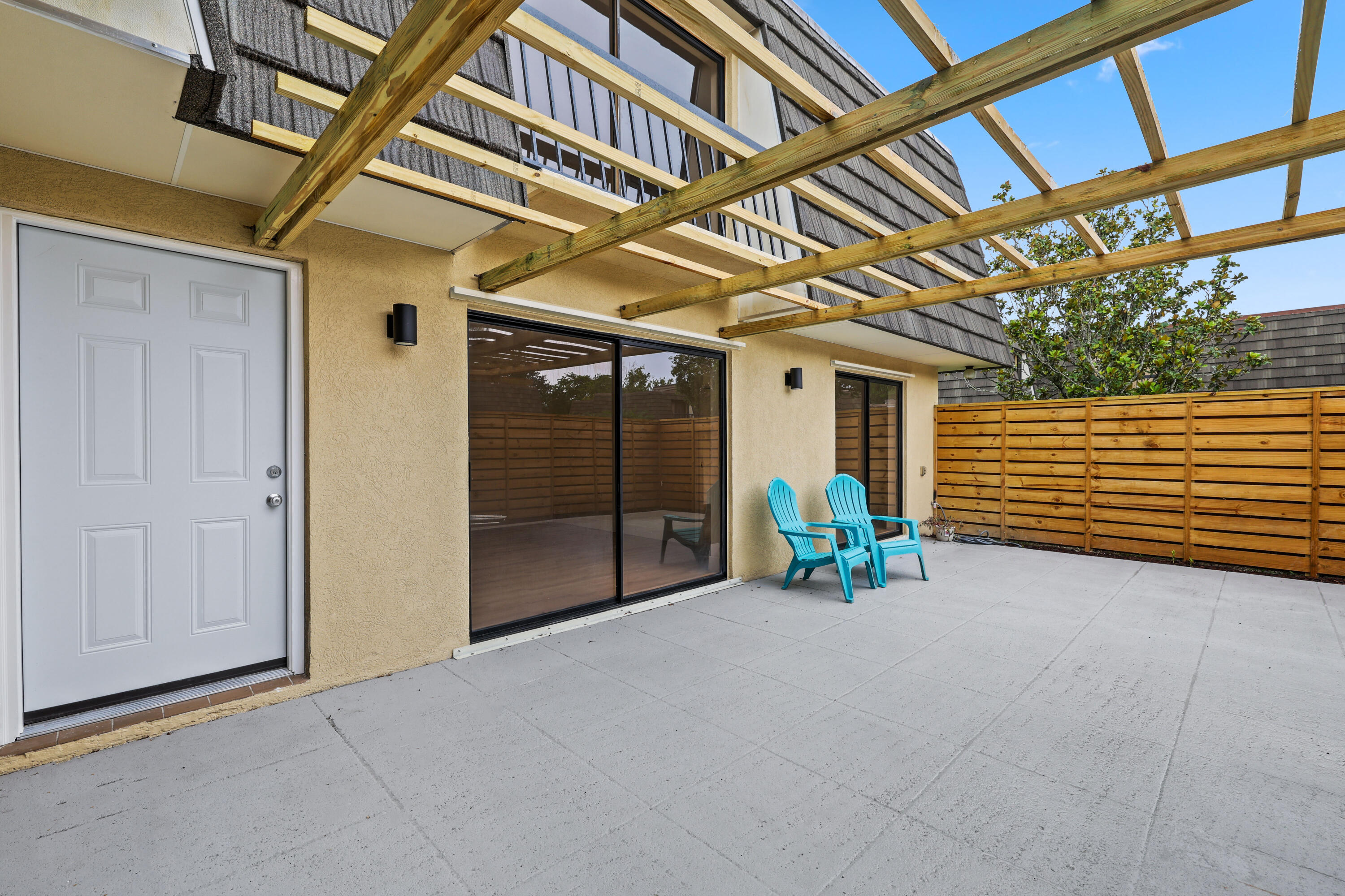 703 7th Terrace Property Photo 3