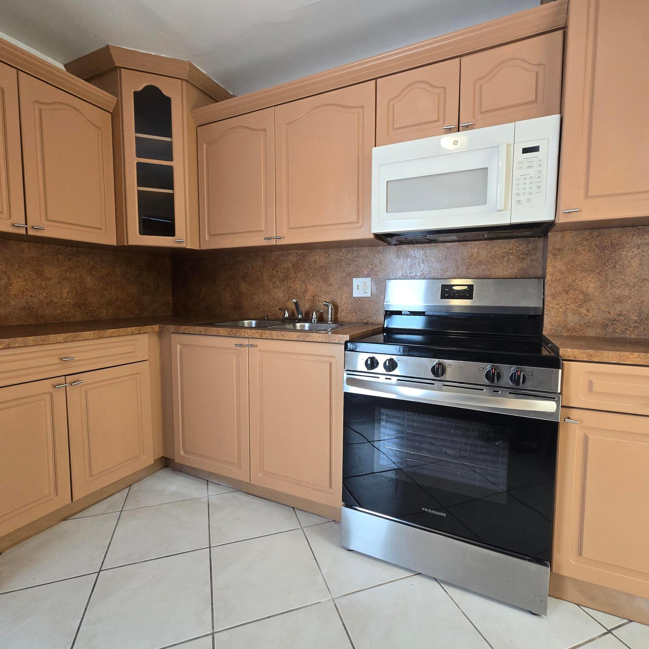 6061 N Falls Cir Drive 214 Property Photo 4