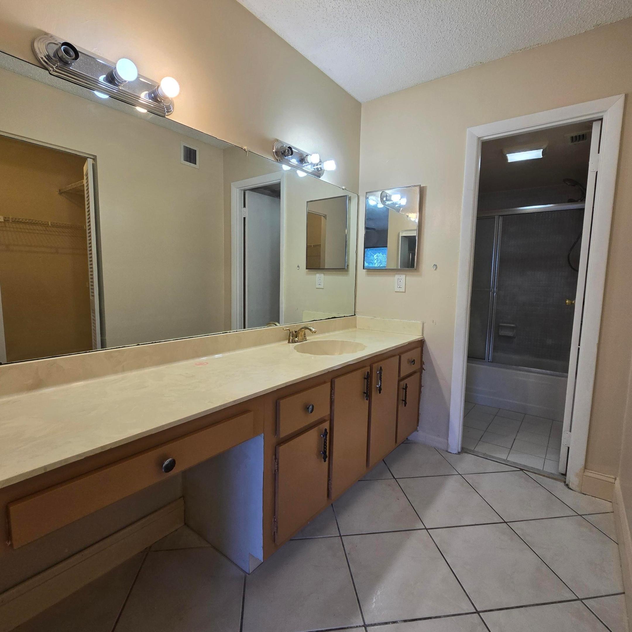 6061 N Falls Cir Drive 214 Property Photo 6