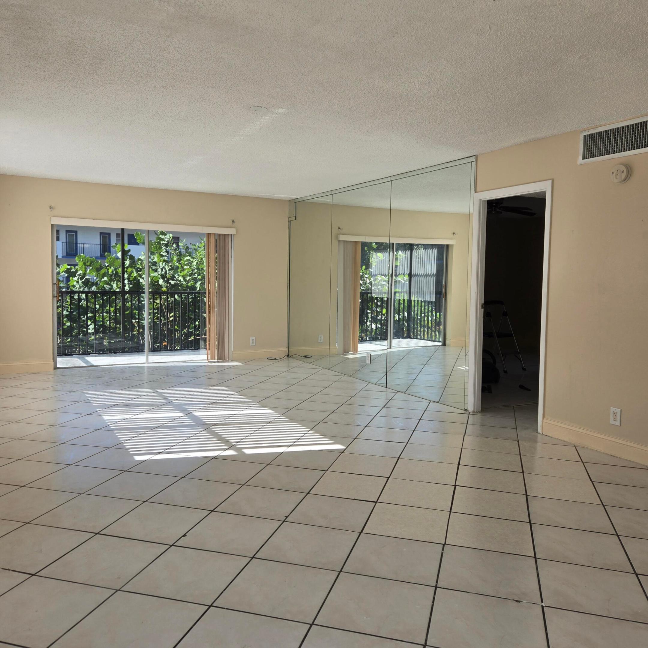 6061 N Falls Cir Drive 214 Property Photo 15