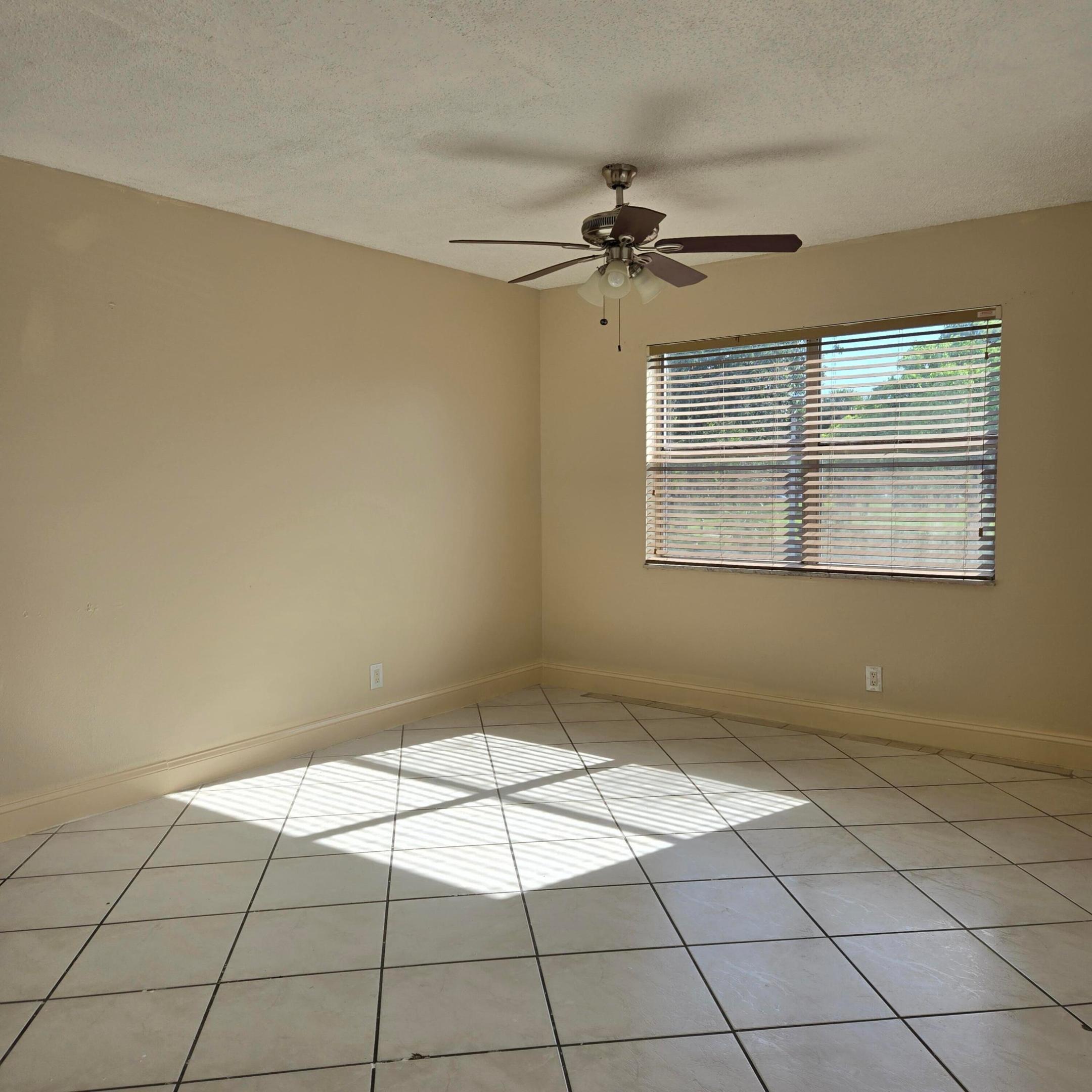 6061 N Falls Cir Drive 214 Property Photo 17