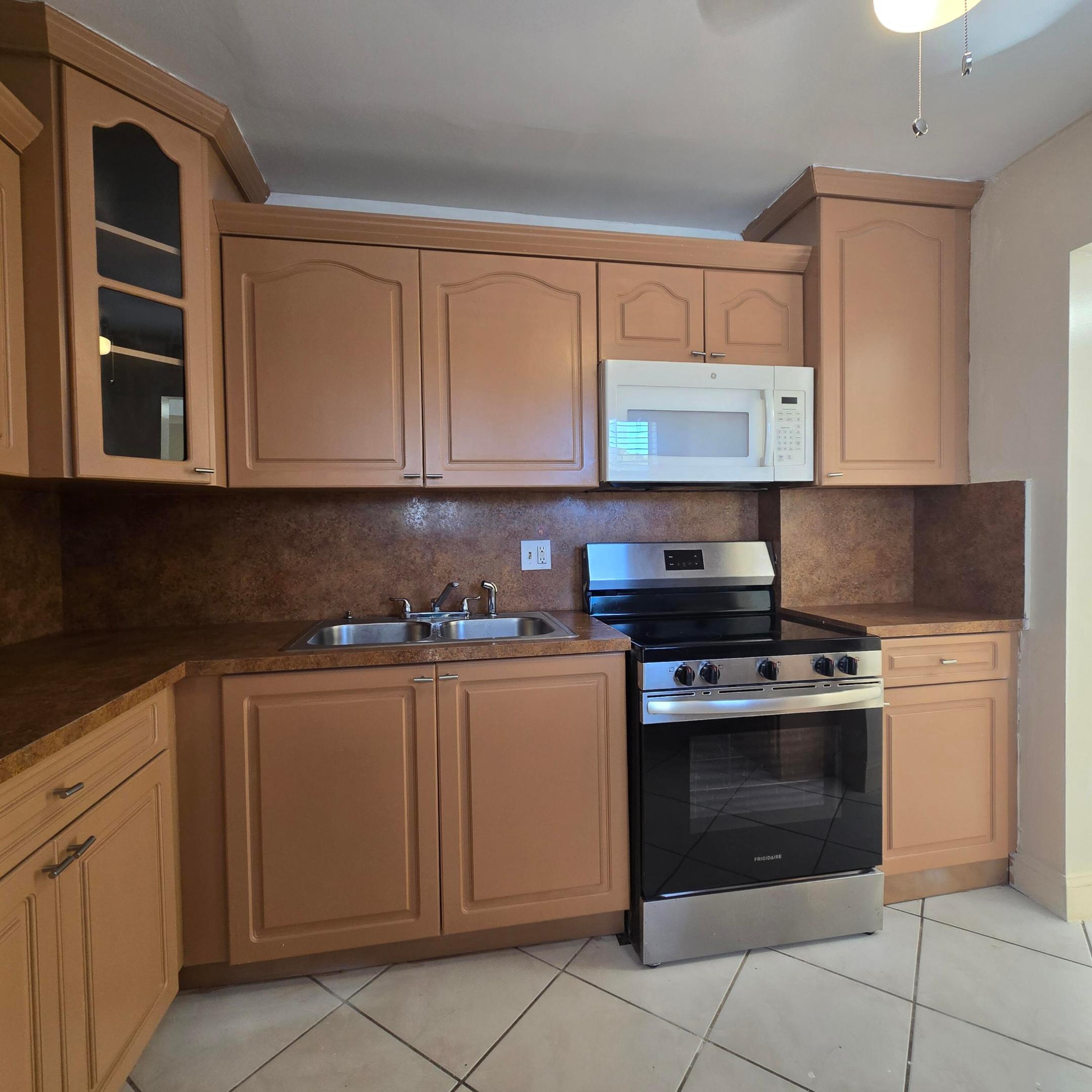 6061 N Falls Cir Drive 214 Property Photo 24