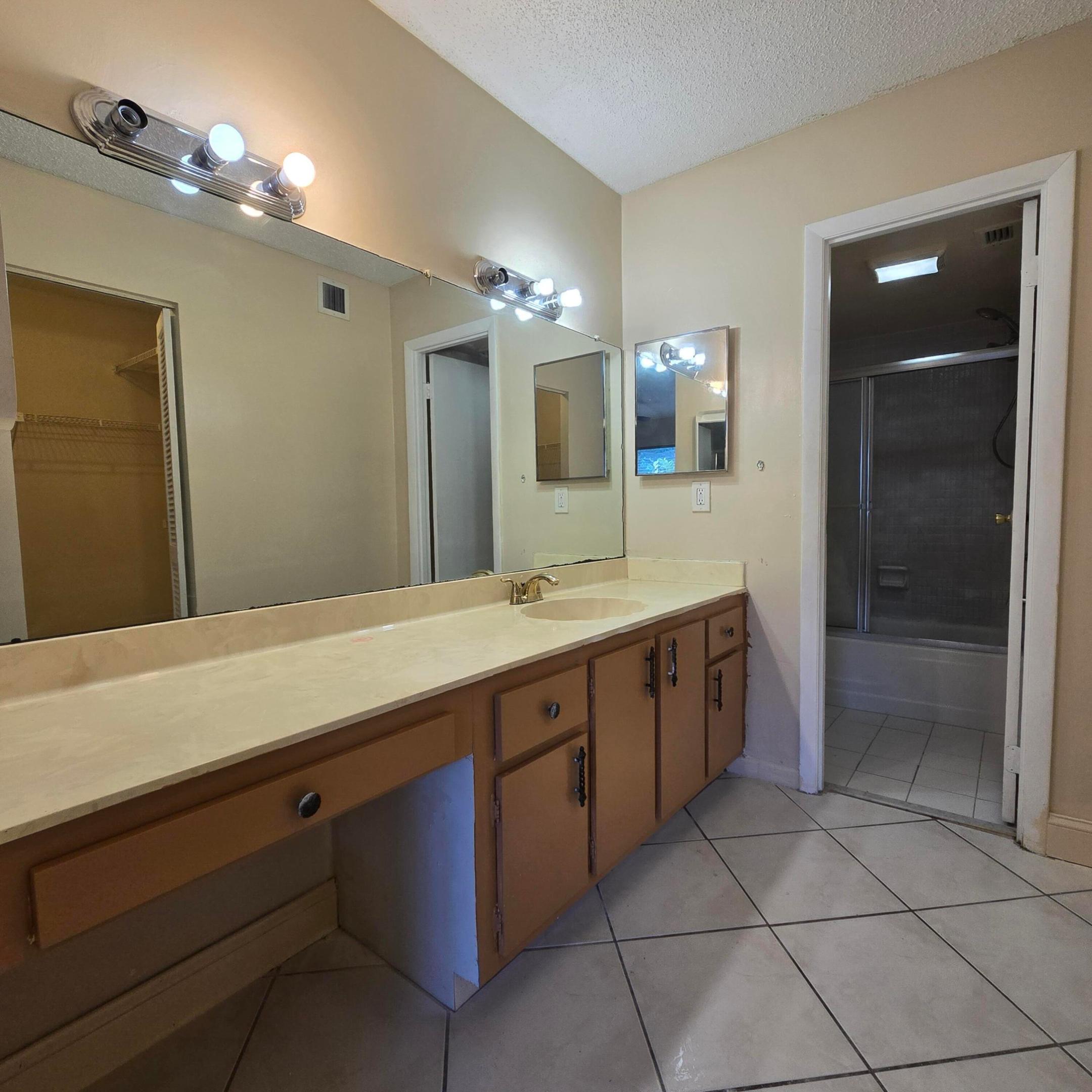 6061 N Falls Cir Drive 214 Property Photo 30