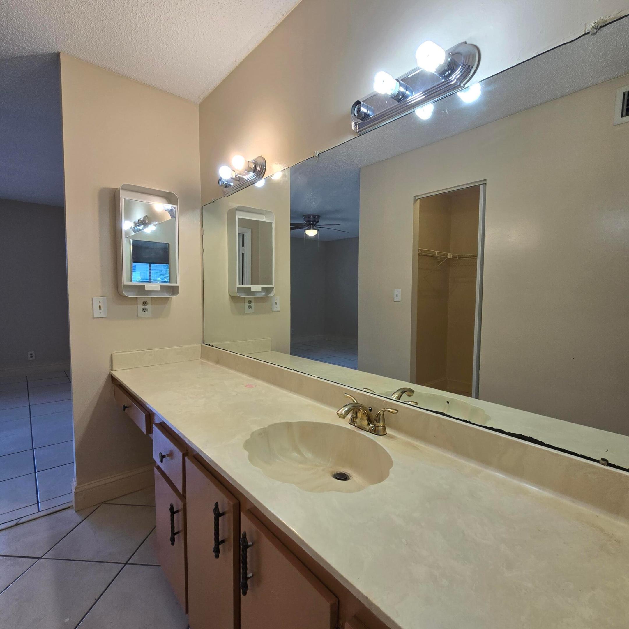 6061 N Falls Cir Drive 214 Property Photo 35