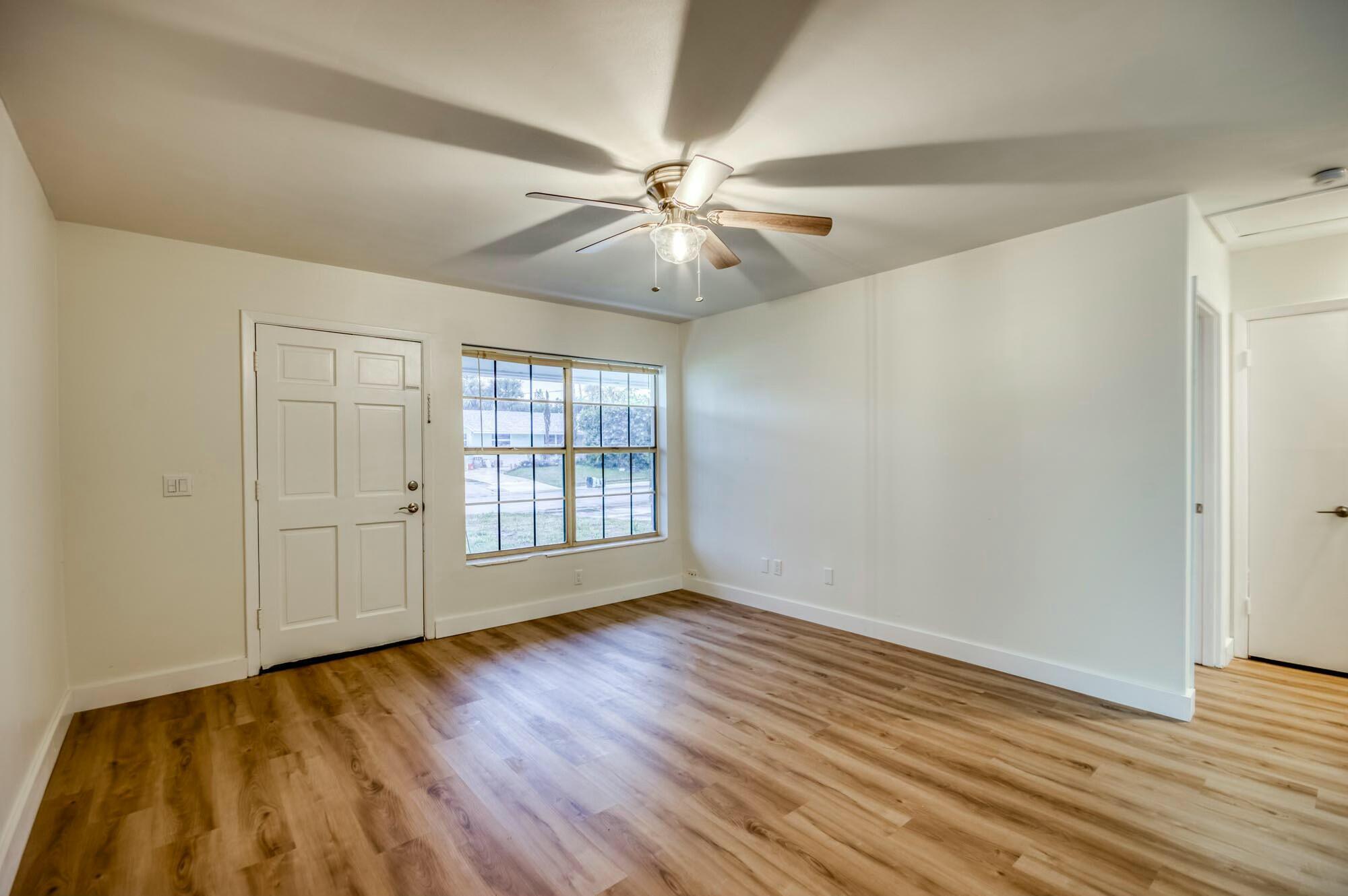 2319 Ne Rustic Way Property Photo 5