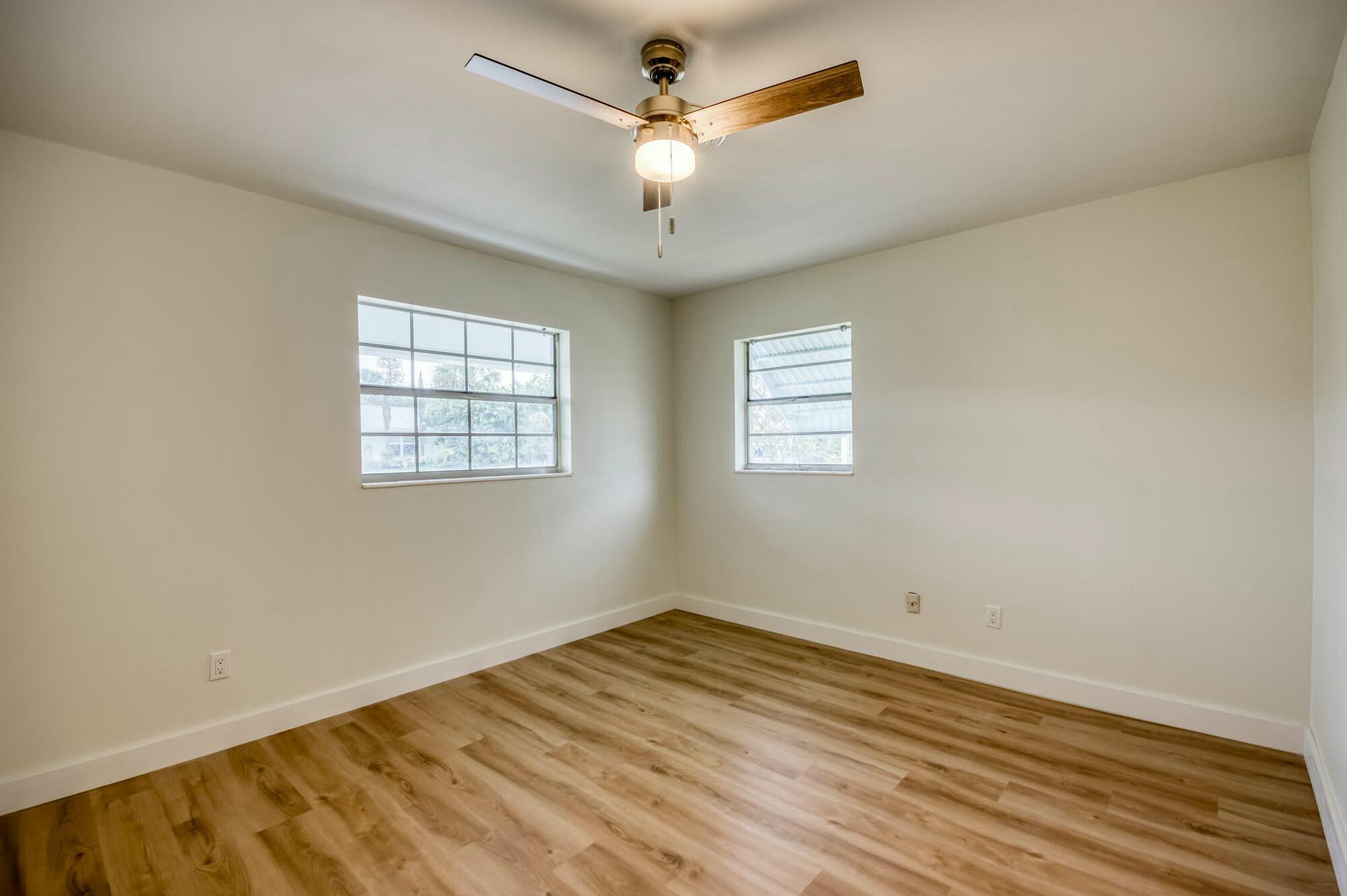 2319 Ne Rustic Way Property Photo 6