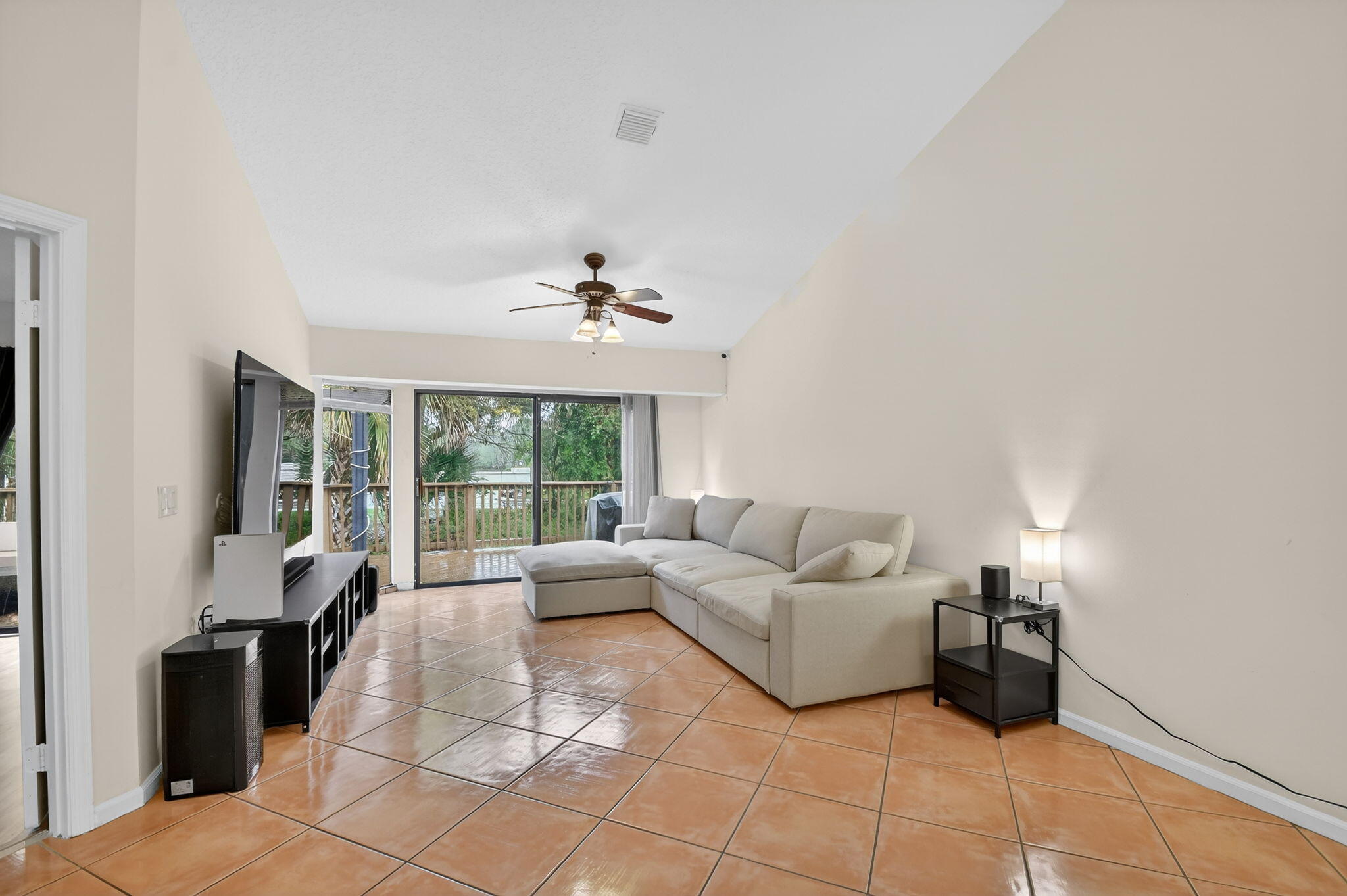 2303 Landings Boulevard Property Photo 13