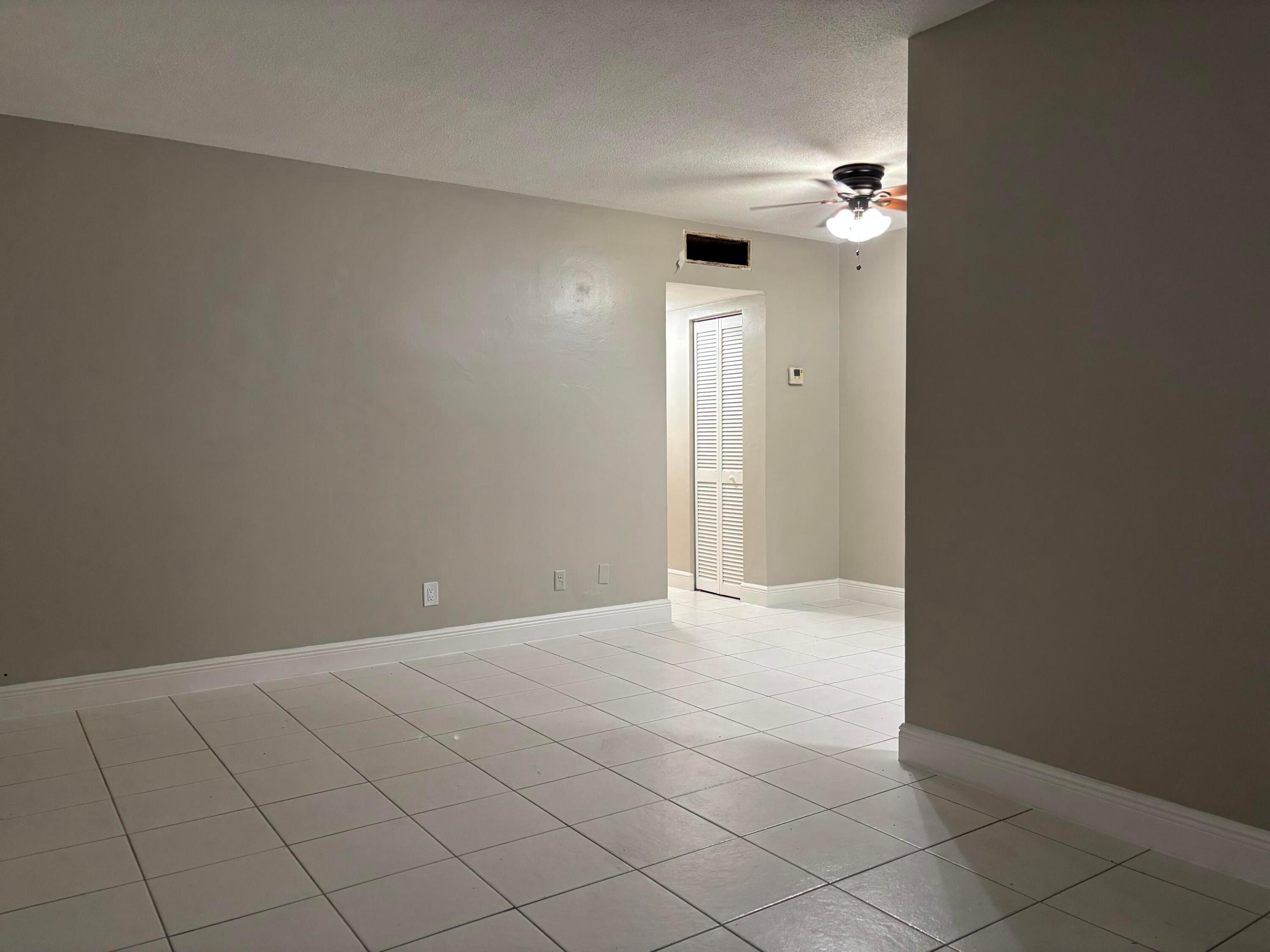 1916 Sw 11th Street Unit 4 Property Photo 2