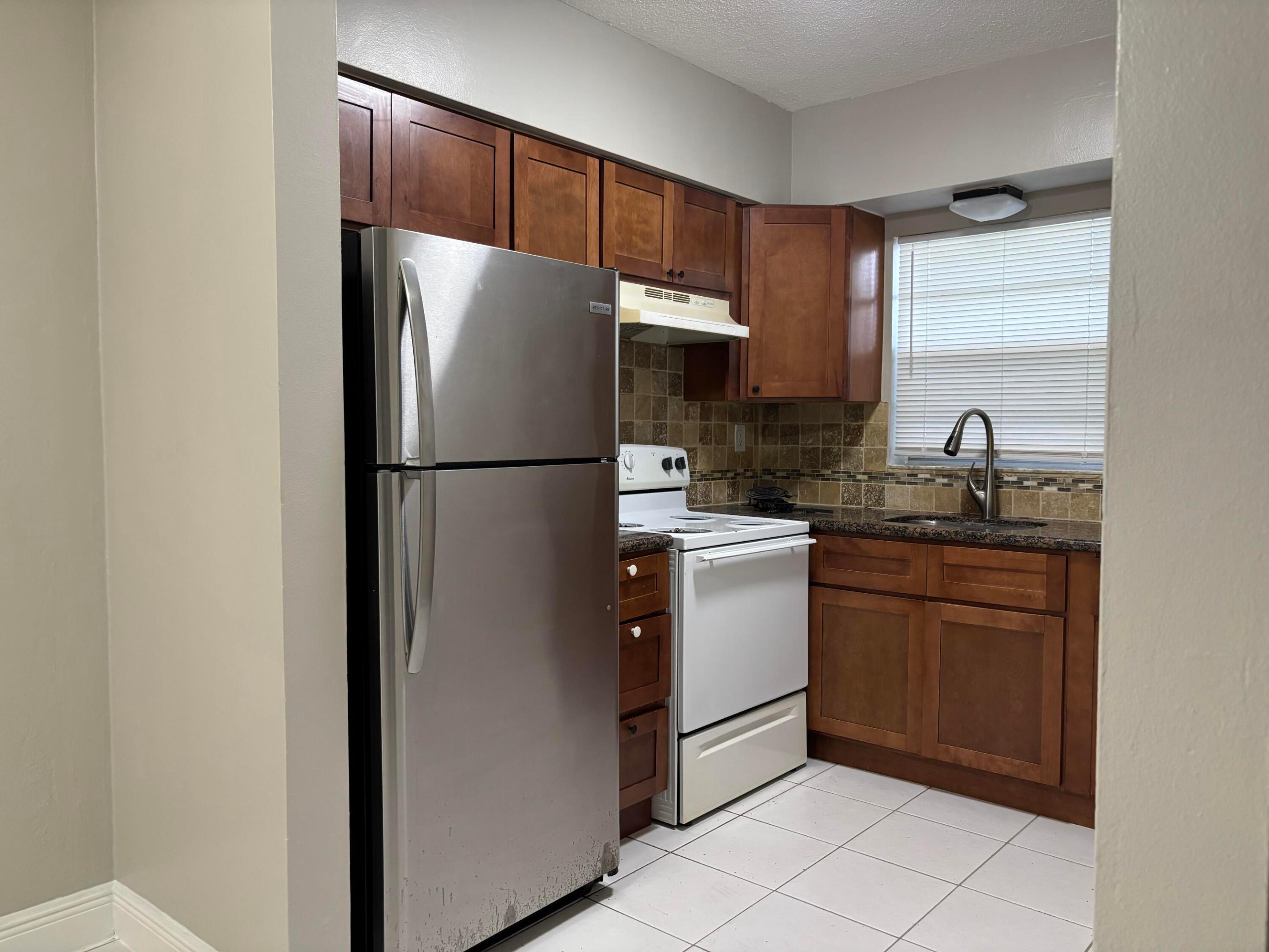 1916 Sw 11th Street Unit 4 Property Photo 5
