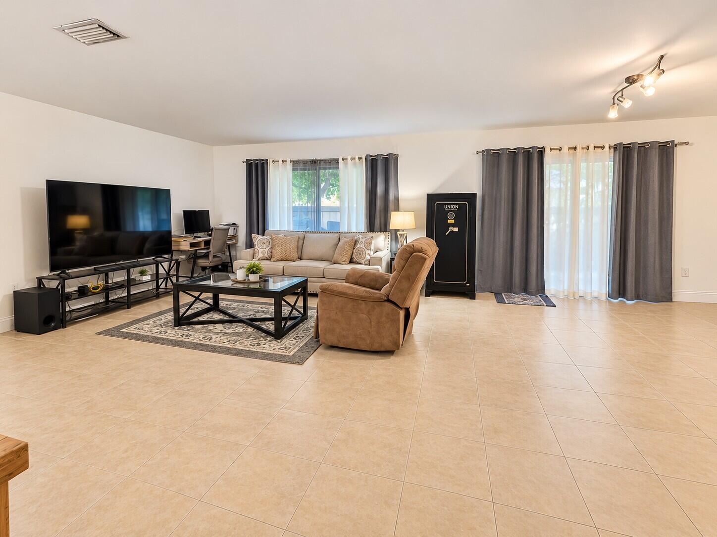250 Lakeside Circle Property Photo 4